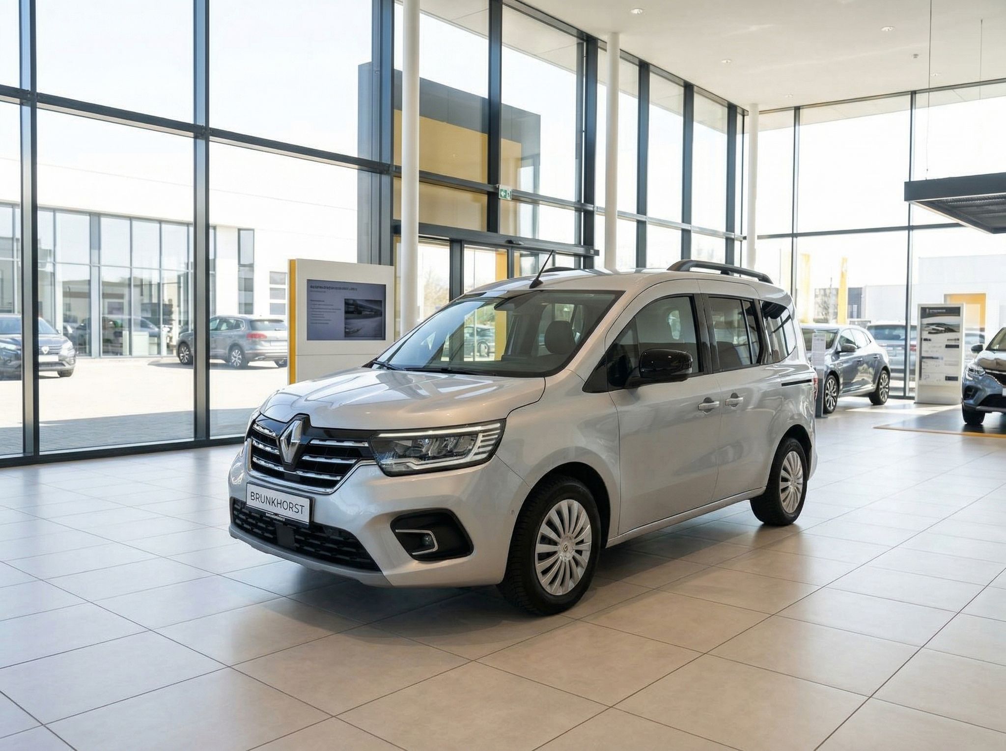 Renault Kangoo silber in modernem Autohaus-Showroom