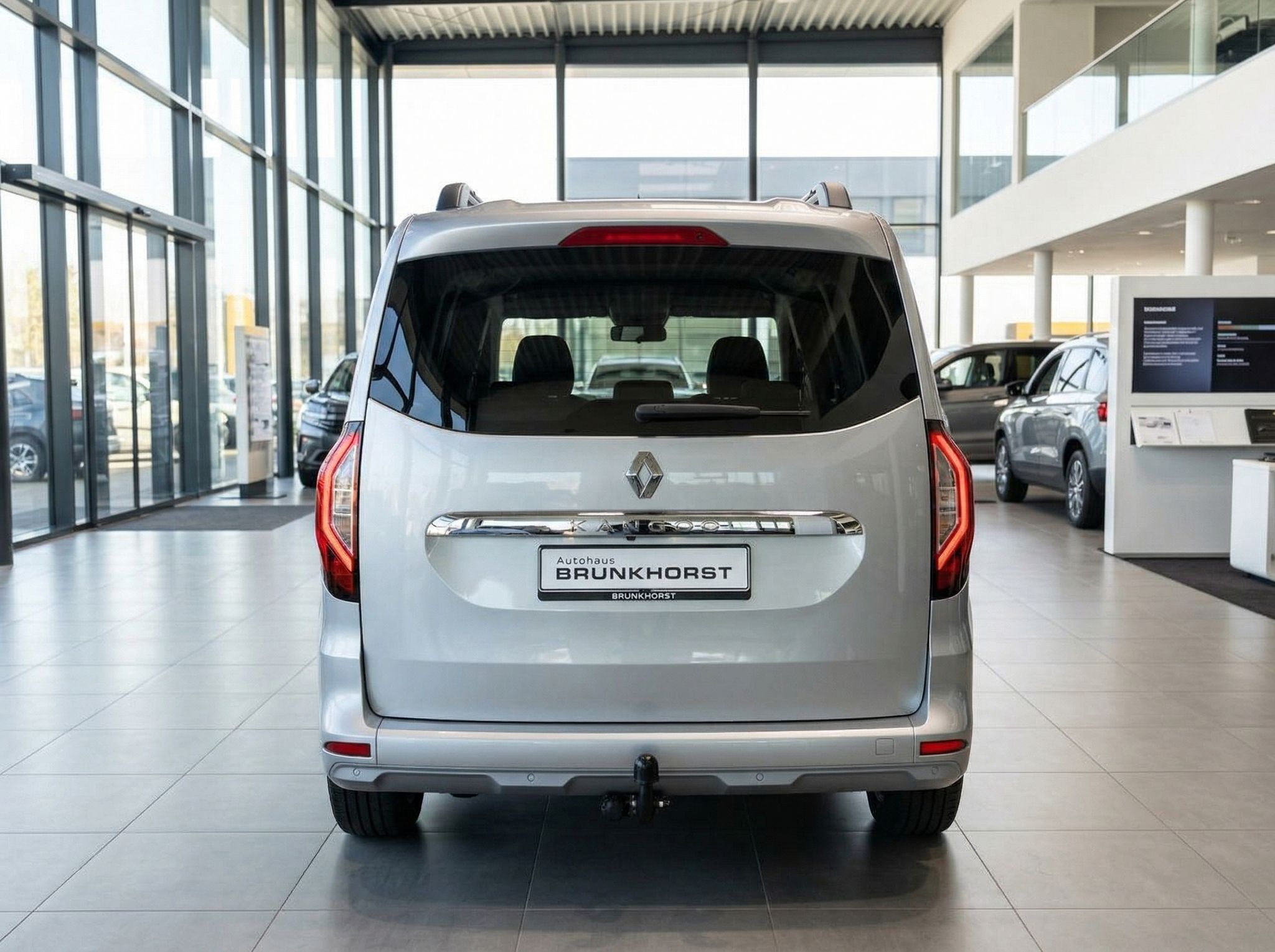 Renault Kangoo Heckansicht silber mit Anhängerkupplung im Autohaus