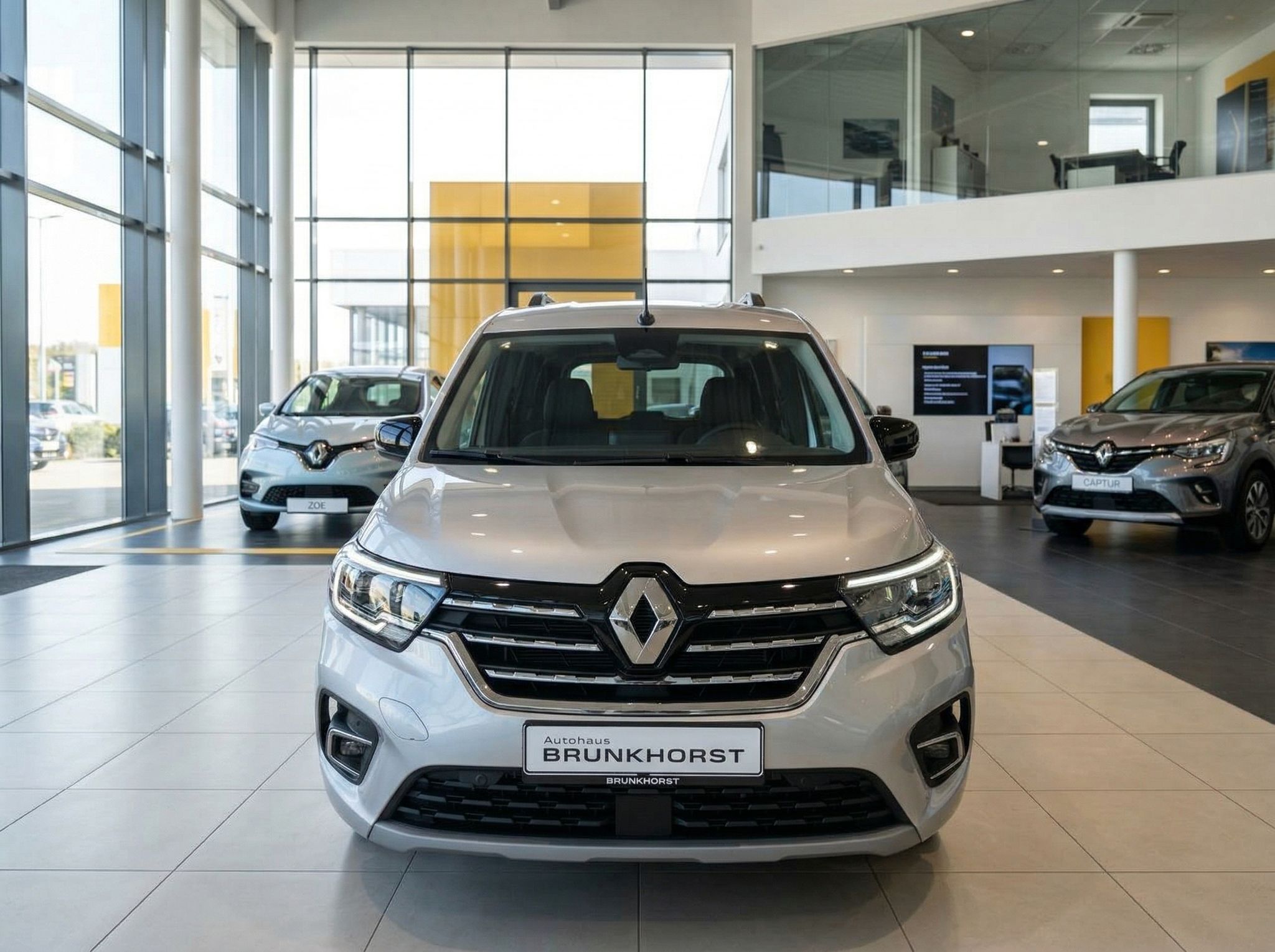 Renault Kangoo Frontansicht silber im Autohaus-Showroom