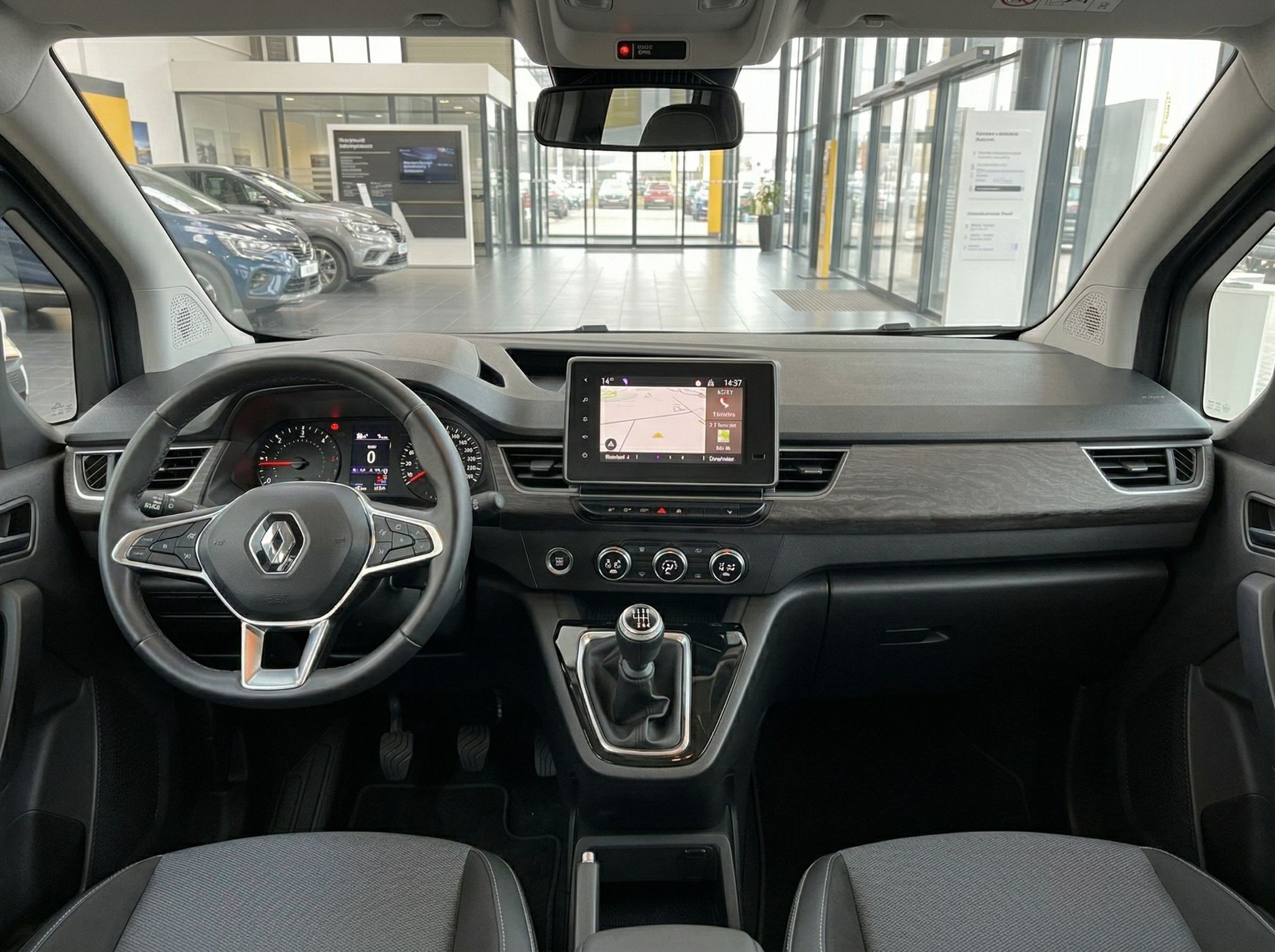 Renault Fahrzeug Innenraum mit Lenkrad, Armaturenbrett und Navigationssystem im Autohaus