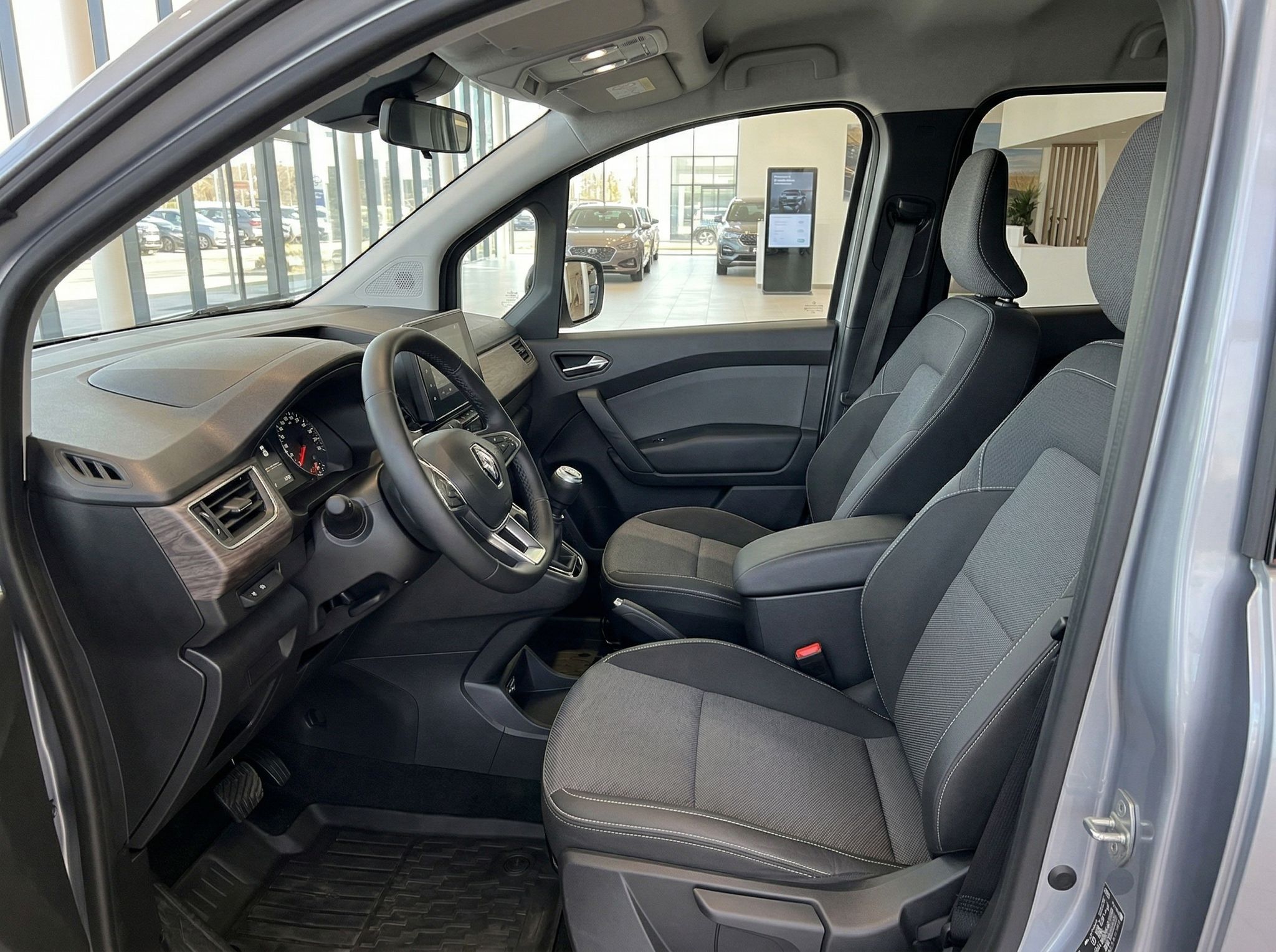 Renault Fahrzeug Fahrersitz und Innenraum mit grau-schwarzer Ausstattung im Autohaus