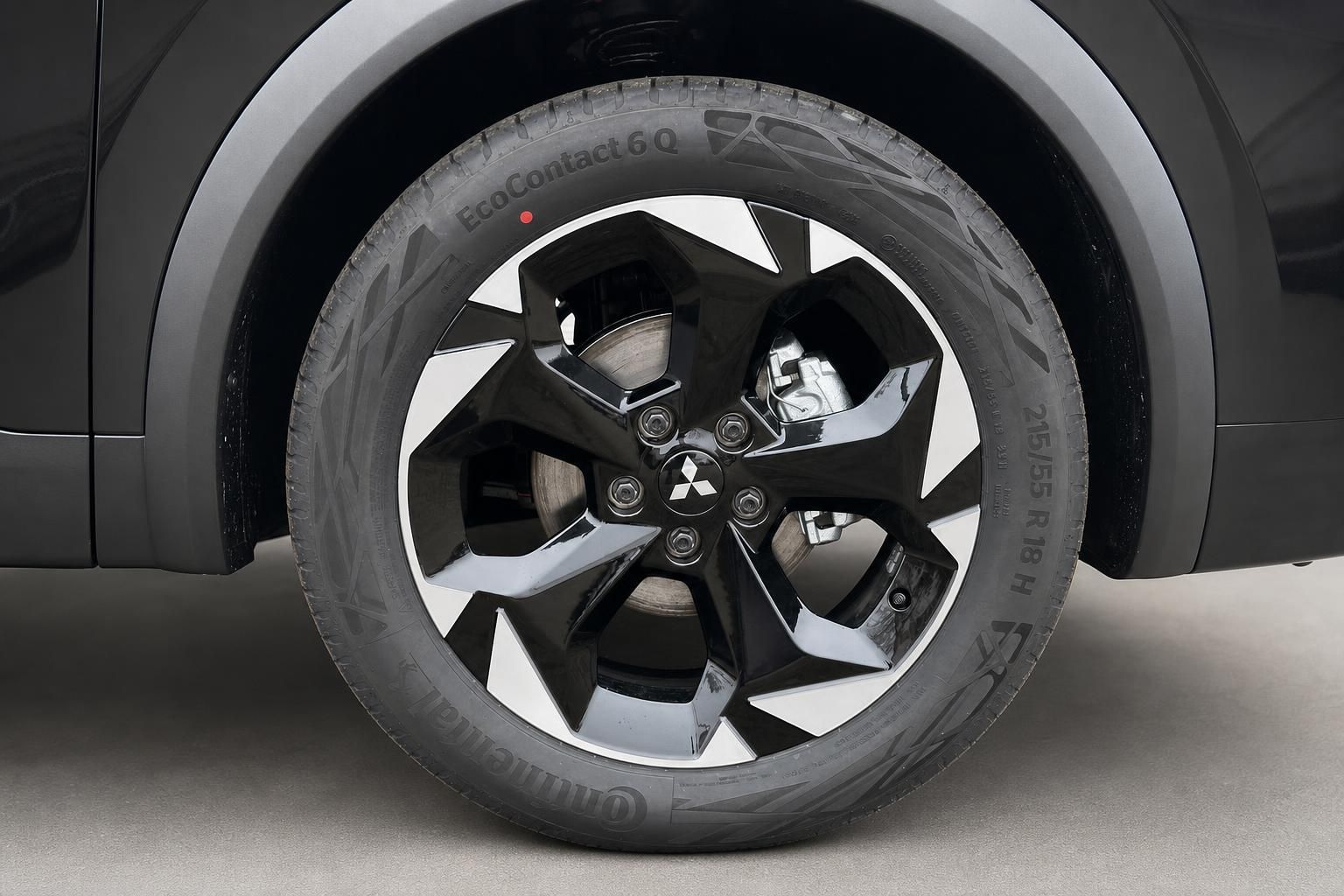 Mitsubishi Grandis 18-Zoll-Alufelge mit Continental EcoContact 6Q Reifen Detail