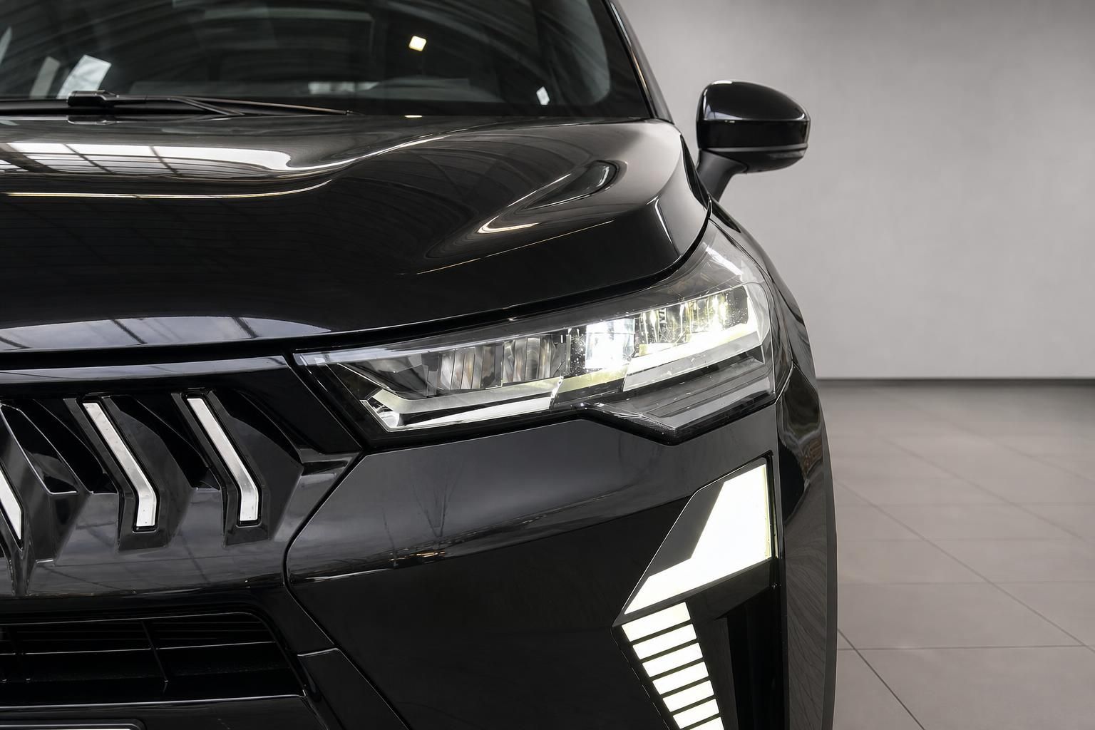 Schwarzes SUV Detailaufnahme Front mit LED-Scheinwerfer und Kühlergrill im Autohaus