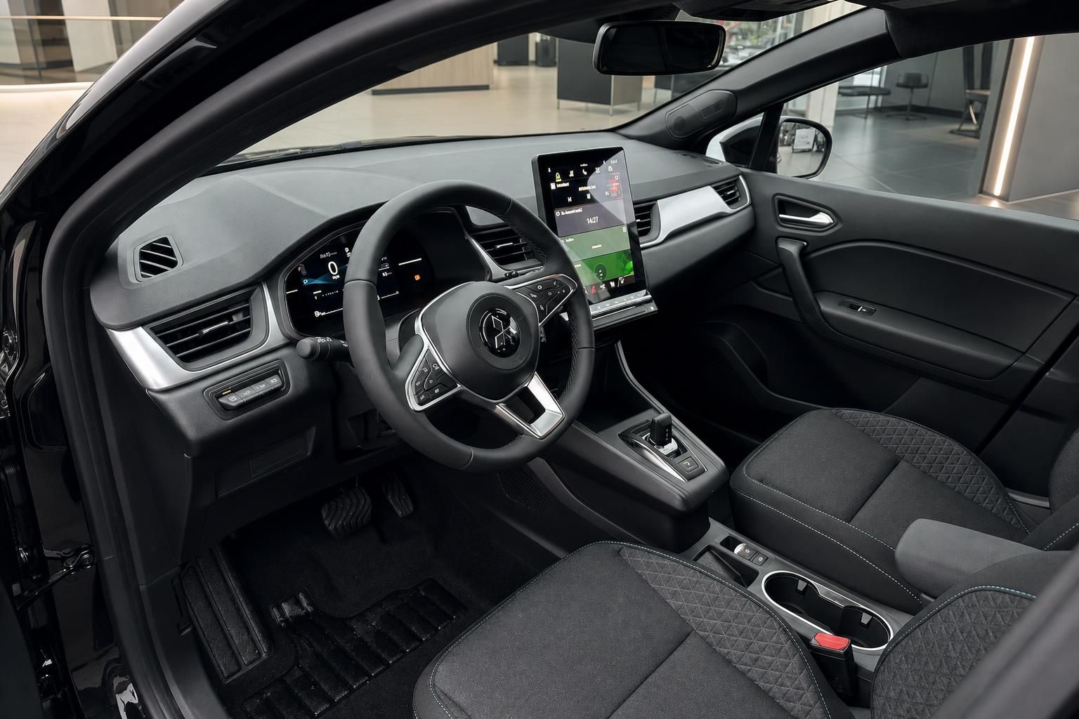 Fahrzeuginnenraum Fahrerseite mit Lenkrad, Instrumententafel und Infotainment-Touchscreen