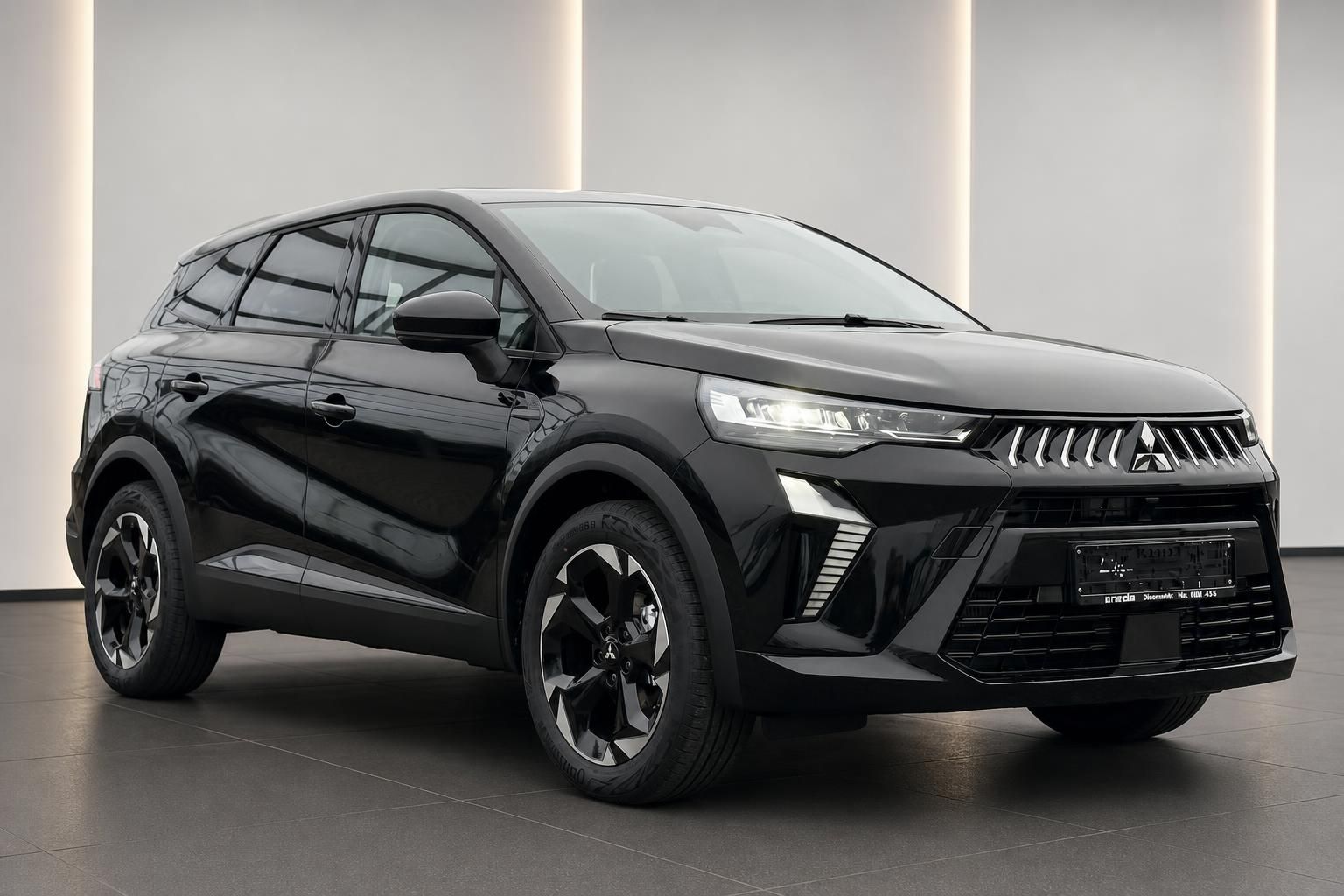 Mitsubishi SUV schwarz Dreiviertel-Frontansicht im Showroom – dynamisches Exterieur mit Chromgrill