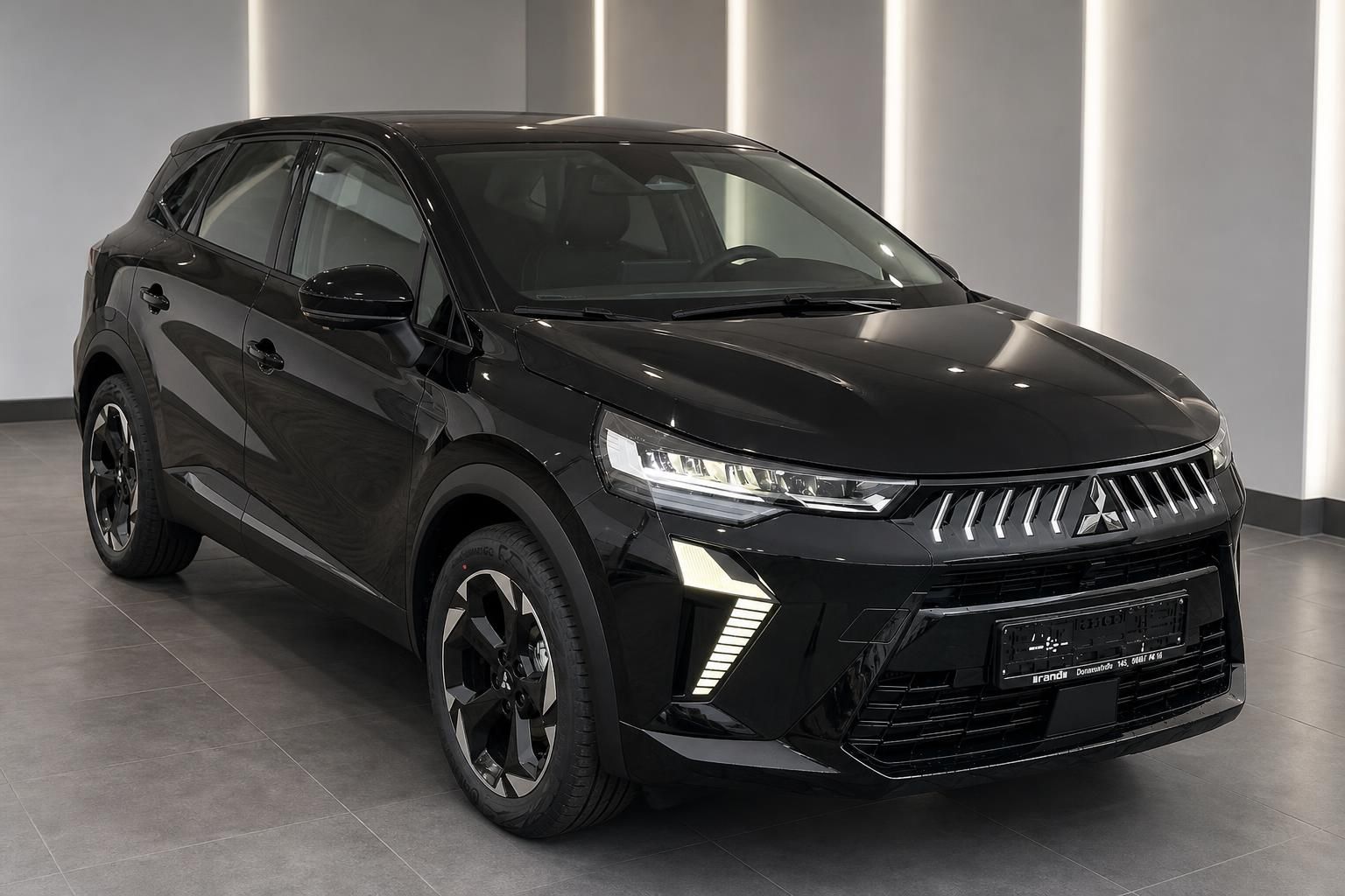 Mitsubishi Colt schwarz Dreiviertel-Frontansicht im Autohaus – kompakter SUV mit LED-Tagfahrlicht