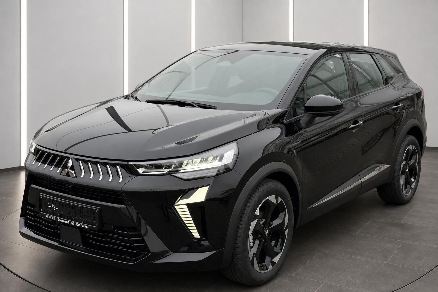 Mitsubishi SUV schwarz Dreiviertel-Frontansicht im Showroom – modernes Design mit LED-Scheinwerfern