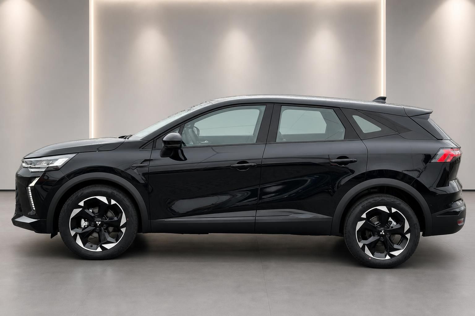 Mitsubishi SUV schwarz Seitenansicht im Showroom – sportliche Silhouette mit schwarzen Leichtmetallfelgen