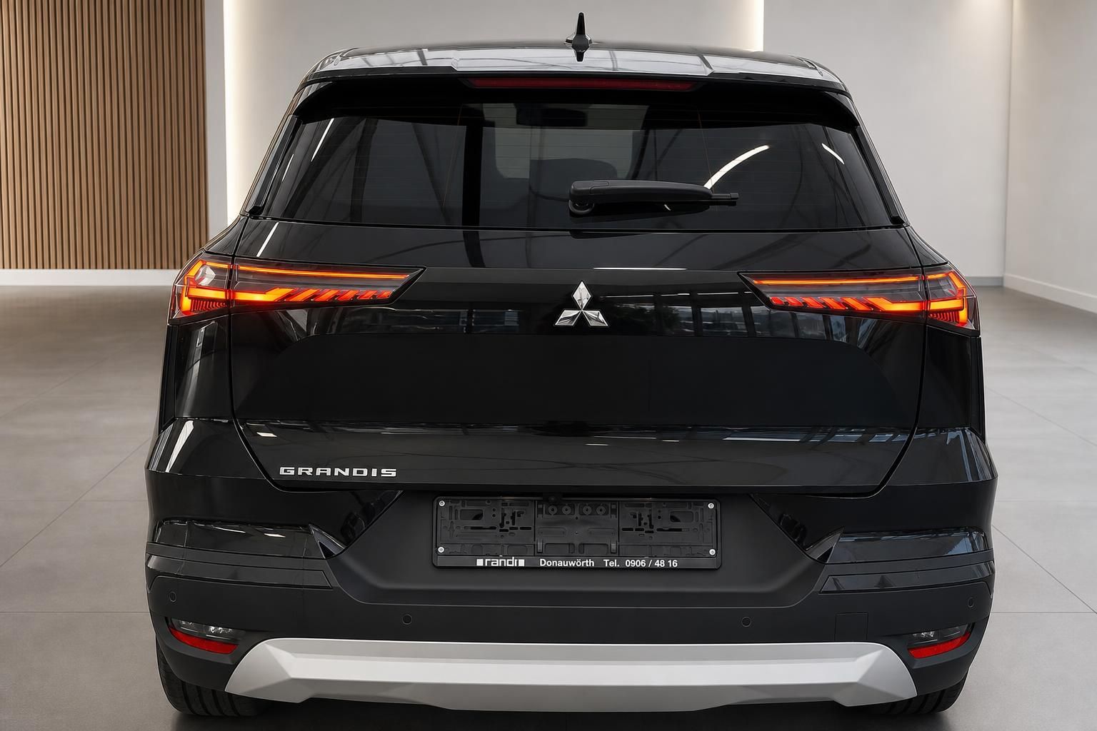 Mitsubishi Grandis SUV schwarz Heckansicht mit LED-Rückleuchten im Autohaus