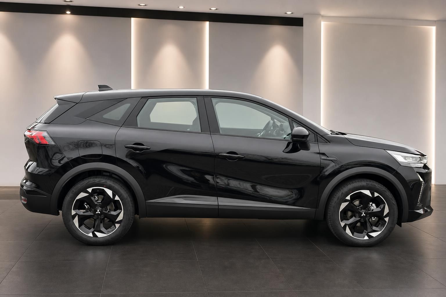 Mitsubishi Grandis SUV schwarz Seitenansicht mit 18-Zoll-Alufelgen im Showroom