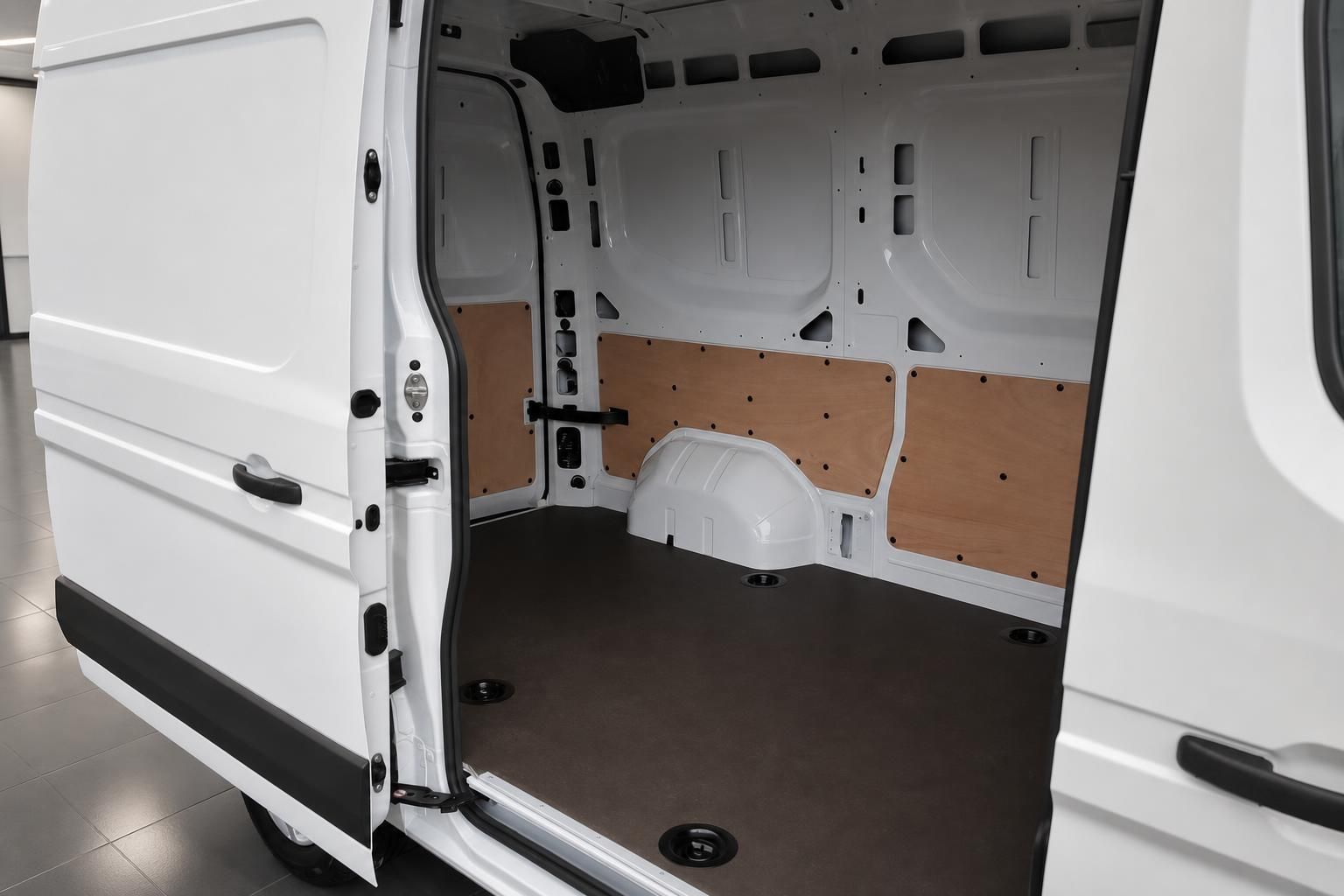 Transporter Laderaum – geräumiger leerer Laderaum mit Holzverkleidung und dunklem Boden