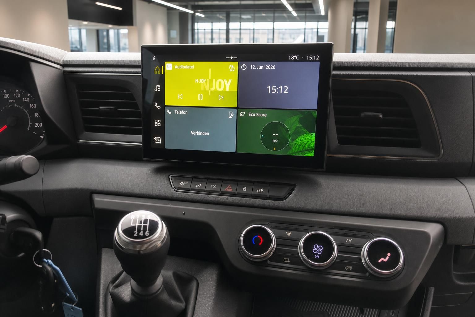 Renault Transporter Infotainment-Touchscreen mit Navi, Radio und Klimasteuerung im Cockpit