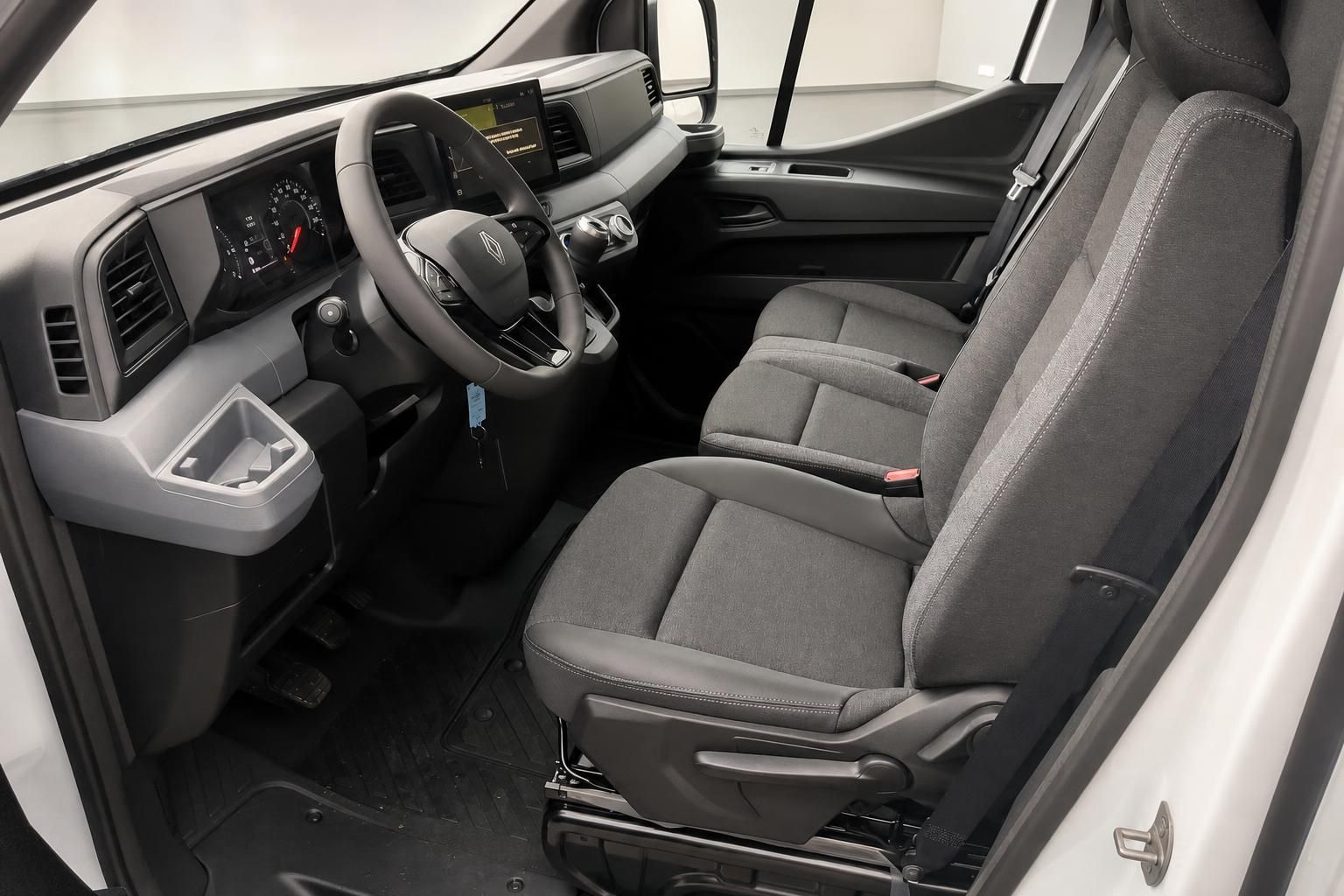 Renault Master Innenraum Fahrerseite – Fahrersitz, Lenkrad und Cockpit in Grau