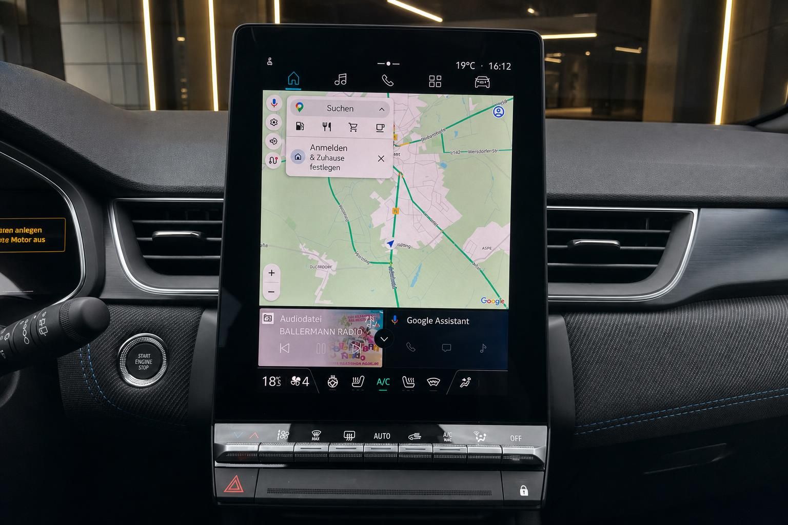 Infotainment-System mit Navigationsdisplay und Touchscreen im Fahrzeug-Innenraum