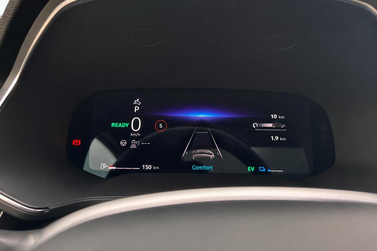 Digitales Armaturenbrett mit Tacho, Navigationssystem und EV-Ladeanzeige im Fahrzeug-Cockpit