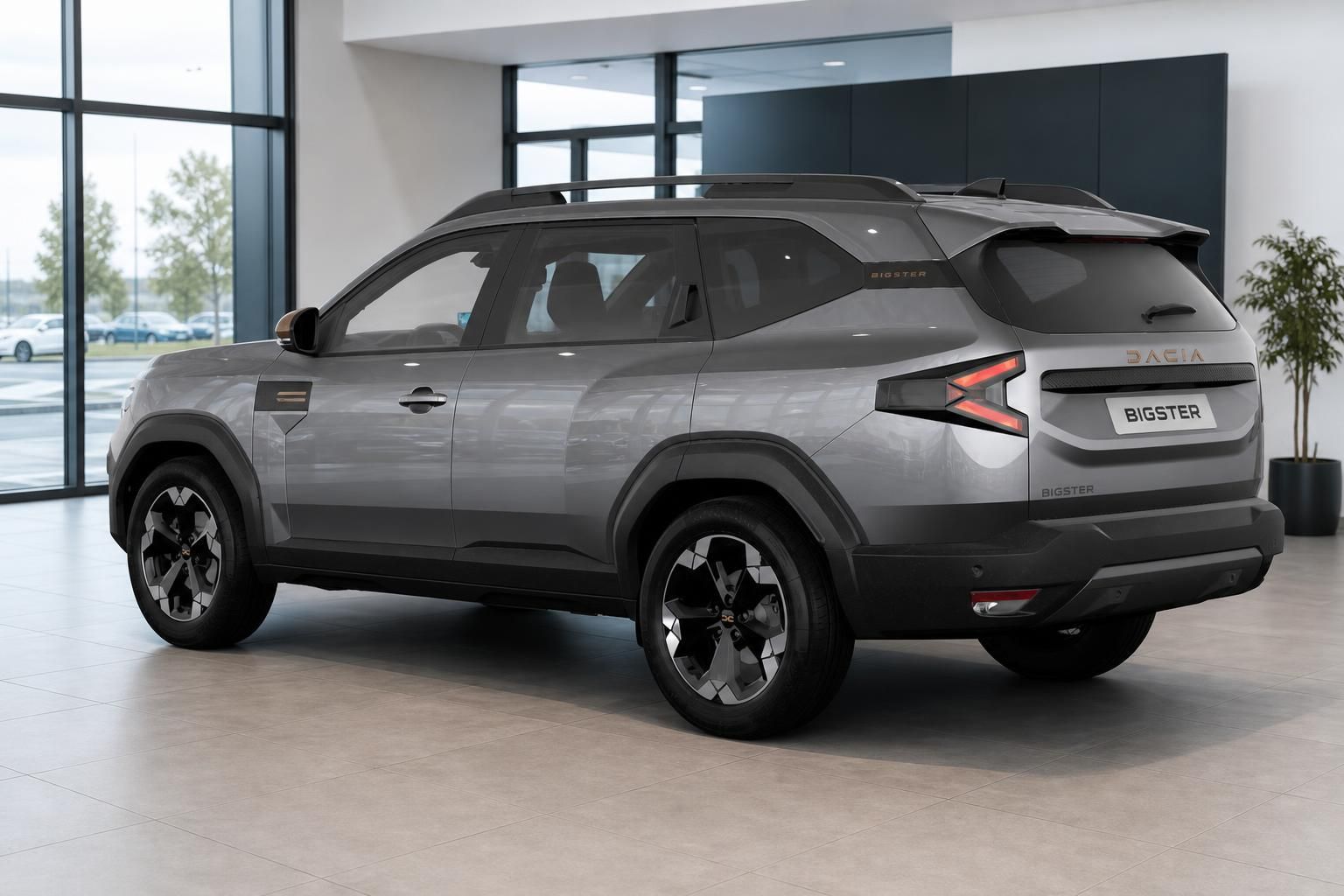 Dacia Bigster in Grau, Heckansicht schraeg im Autohaus-Showroom