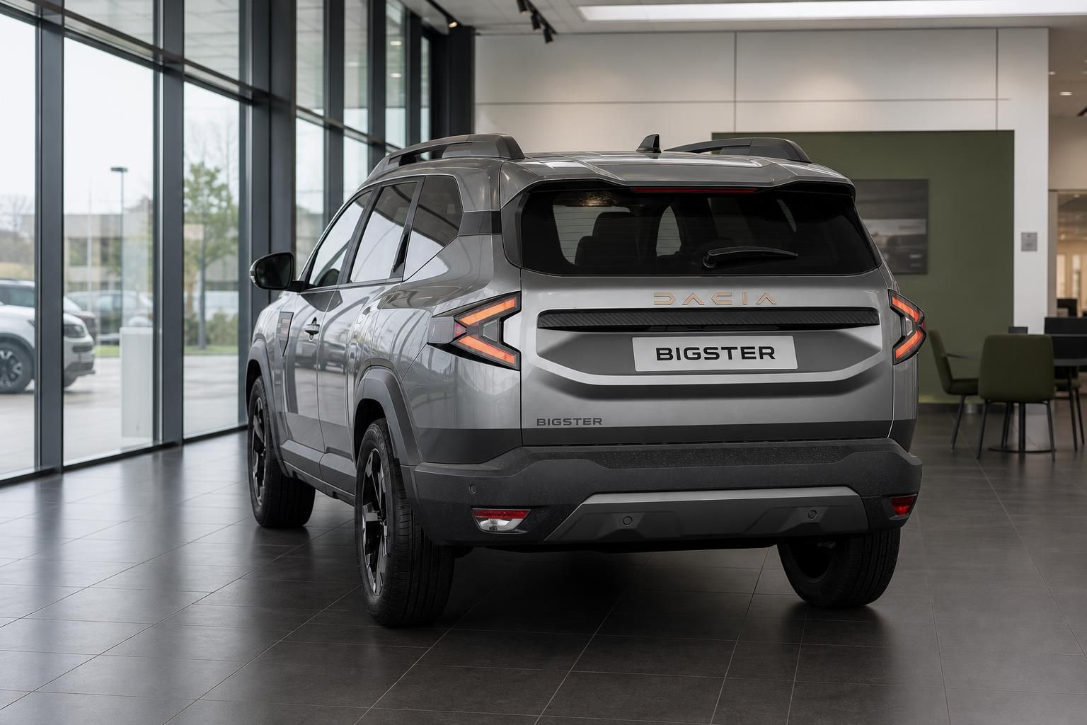 Dacia Bigster grau, Heckansicht mit Schriftzug im Showroom