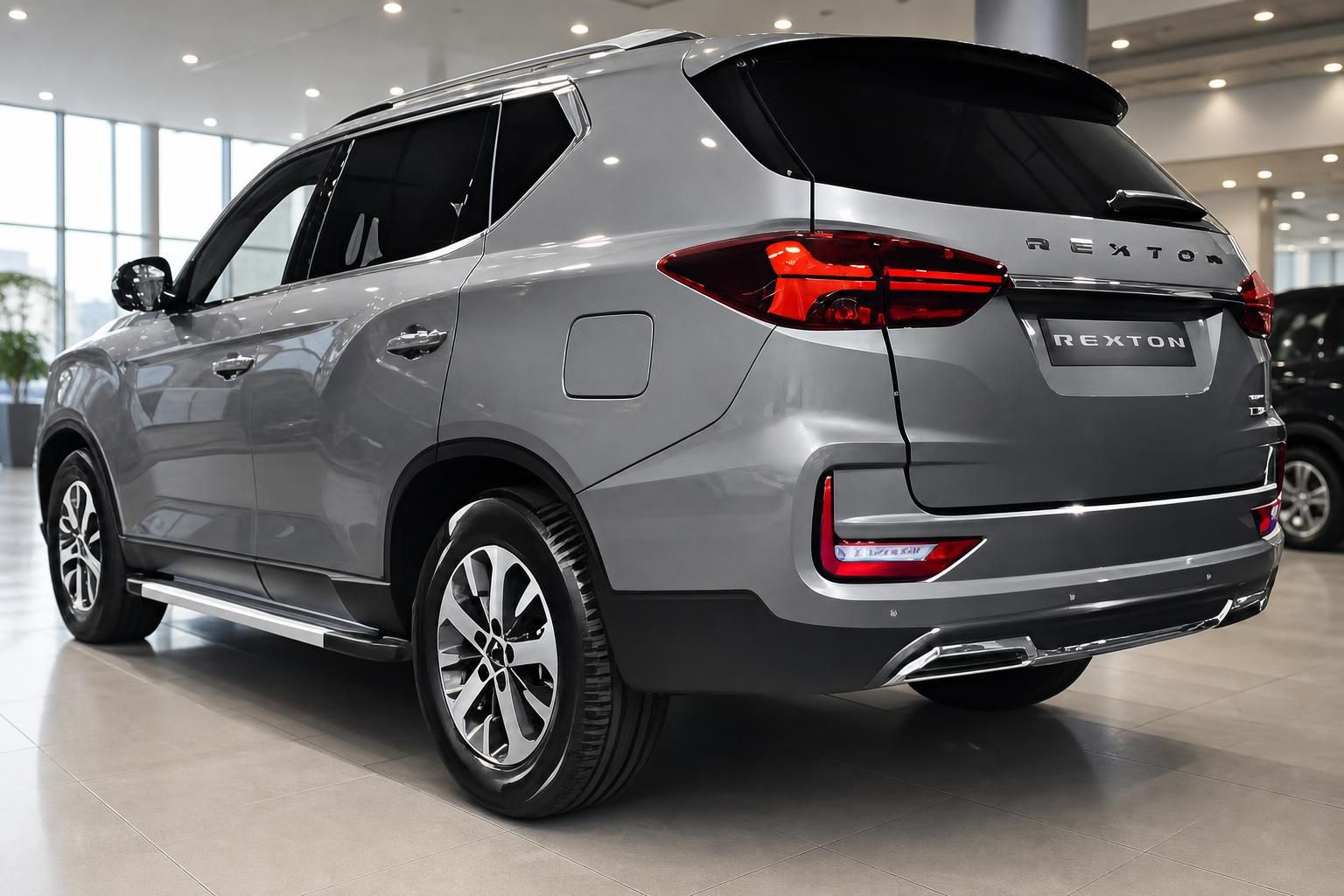 SsangYong Rexton grau SUV Heckansicht mit LED-Rücklichtern im Autohaus