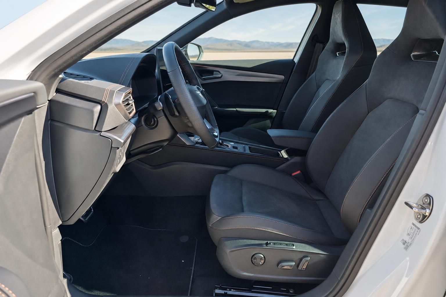 Cupra Innenraum Fahrerseite – Sportsitze, Lenkrad und Cockpit mit geöffneter Fahrertür