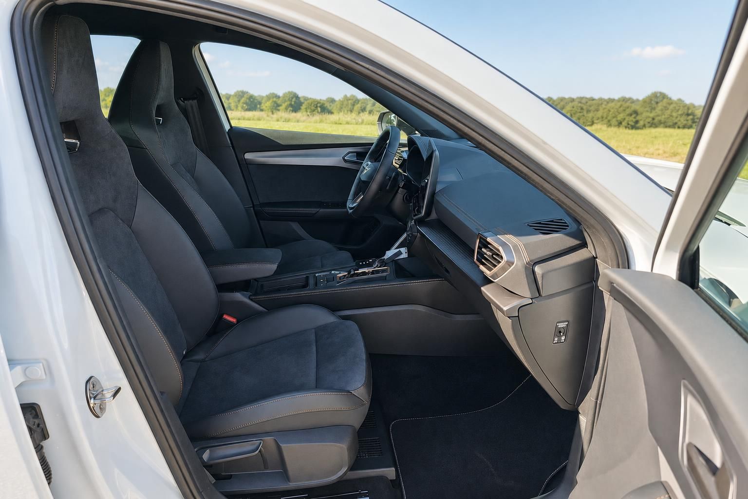 Cupra Innenraum Beifahrerseite – Alcantara-Sportsitze, Mittelkonsole und Armaturenbrett