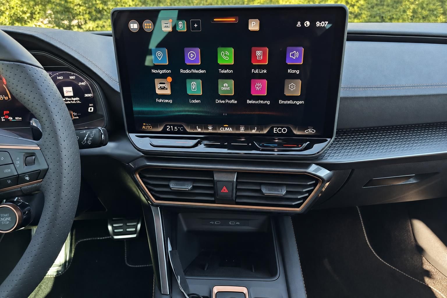 Cupra Touchscreen-Infotainment – großes Display mit Navigation, Klimasteuerung und Menüübersicht