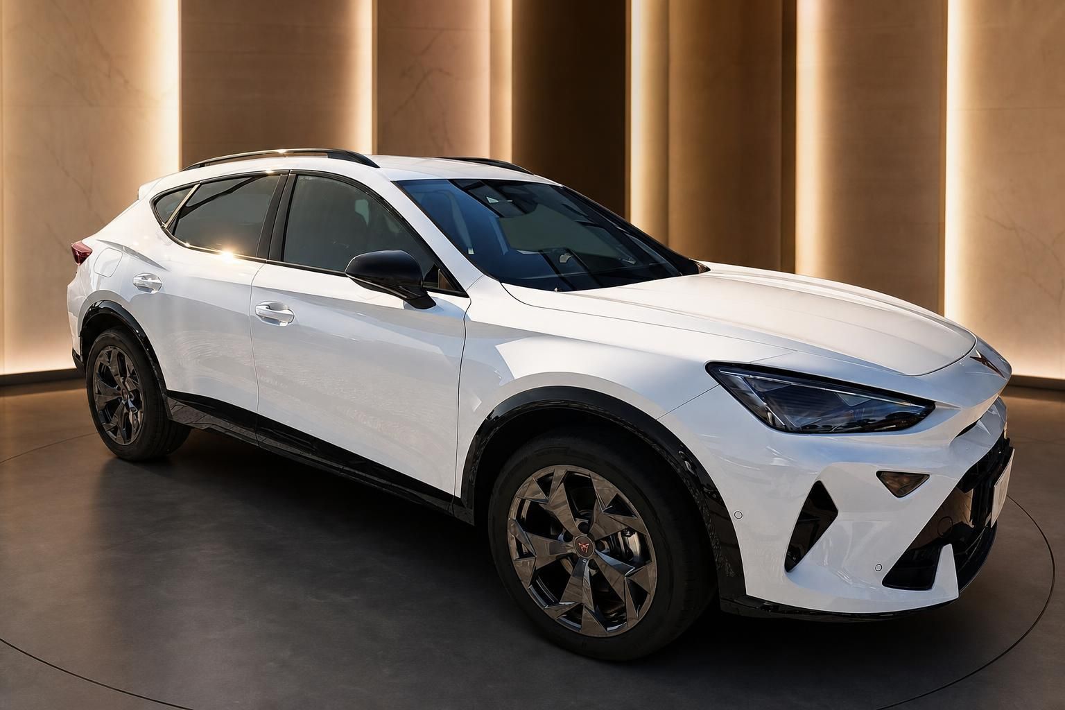 CUPRA Tavascan weiss Schraegheck-SUV Aussenansicht schraeg vorne links im Showroom