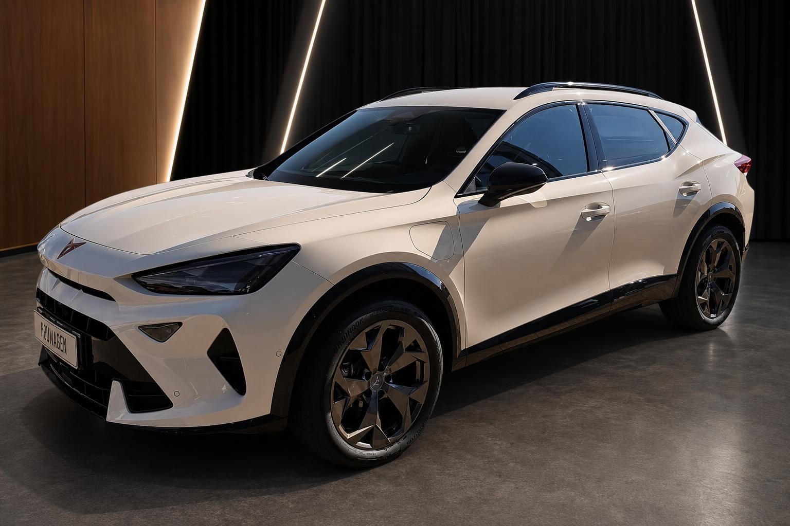 CUPRA Tavascan weiss beige Elektro-SUV Aussenansicht schraeg vorne links im Showroom