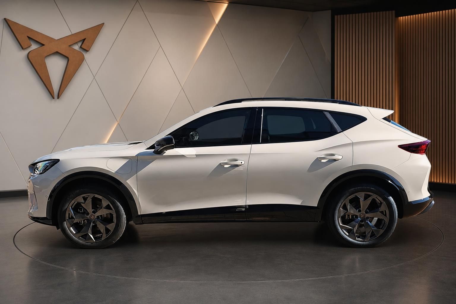 CUPRA Tavascan weiss Elektro-SUV Seitenansicht im CUPRA Showroom mit Markenlogo