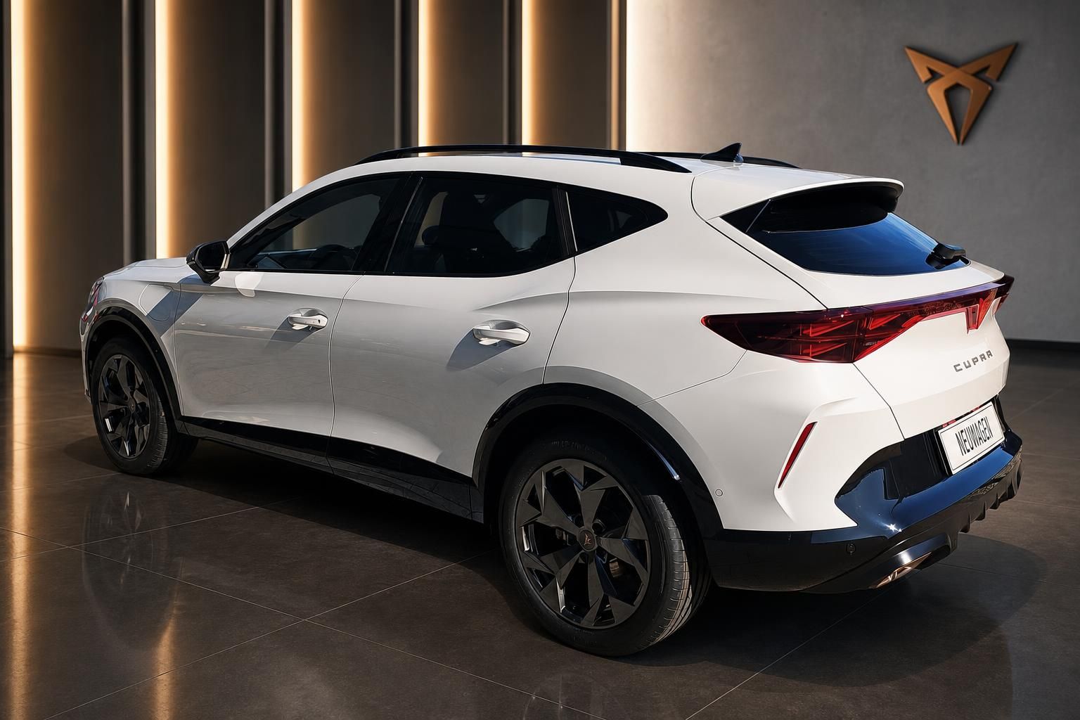 CUPRA Formentor weiss Schragheck SUV Heckansicht schraeg im Showroom