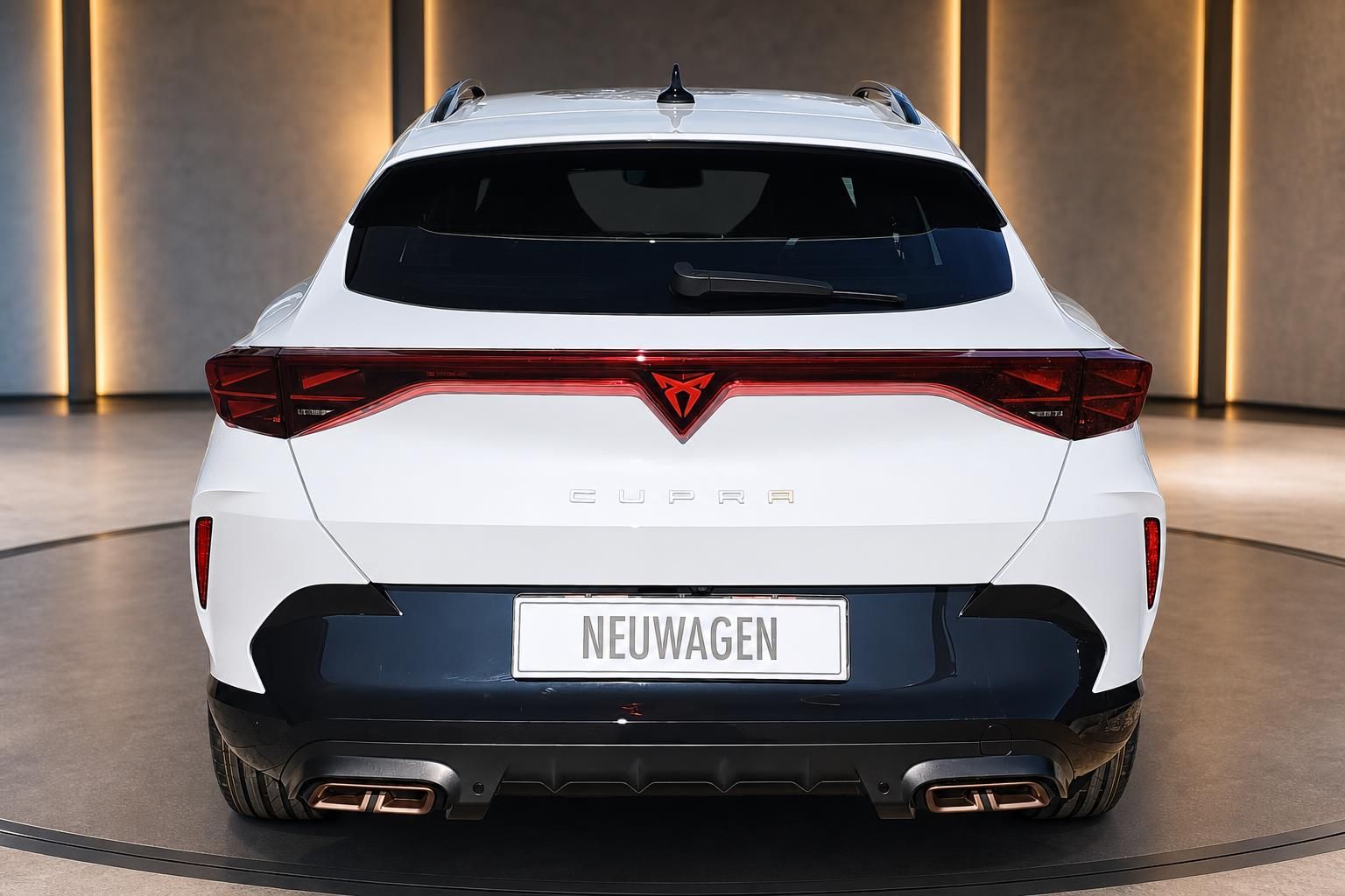 CUPRA Formentor weiss SUV Heckansicht gerade Rueckleuchten Auspuff Neuwagen