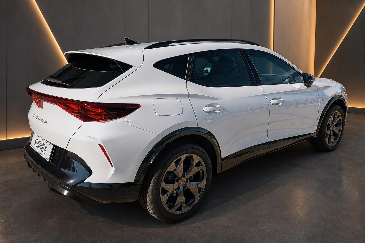 CUPRA Formentor weiss SUV Heckansicht schraeg links Showroom Neuwagen
