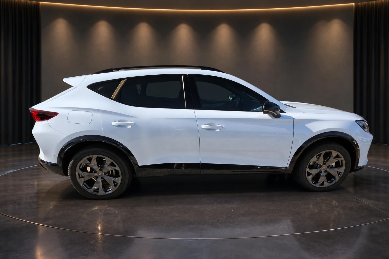 CUPRA Formentor weiss SUV Seitenansicht Drehteller Studio schwarze Felgen