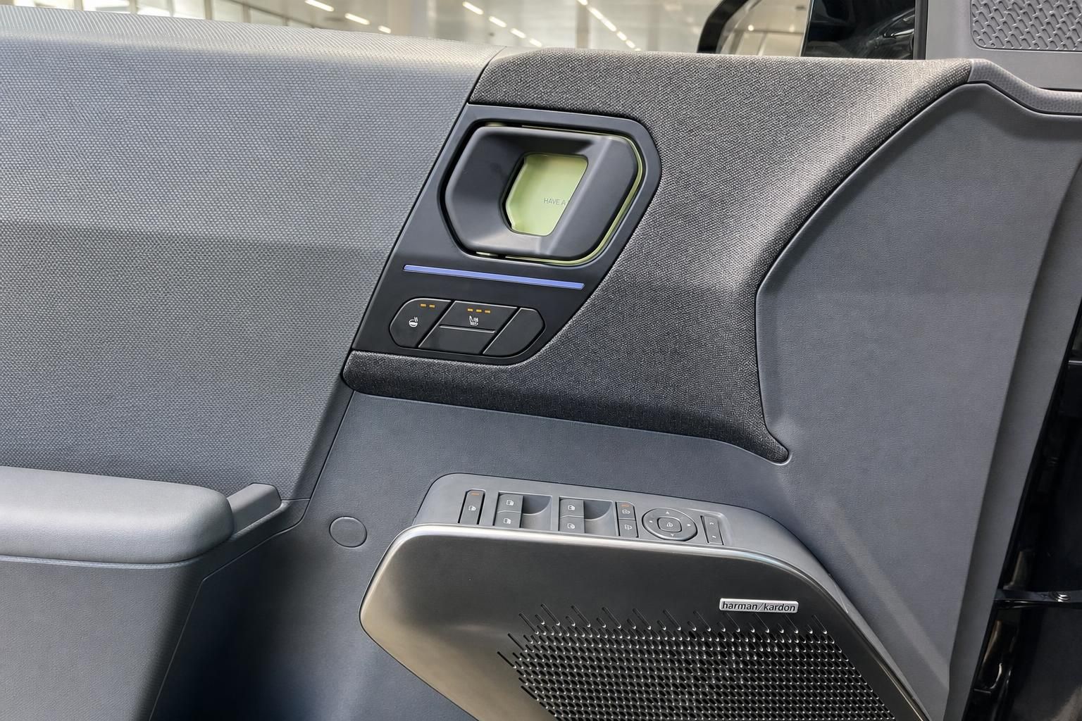 Türverkleidung mit Bedienelementen und Harman/Kardon Lautsprecher im Fahrzeug