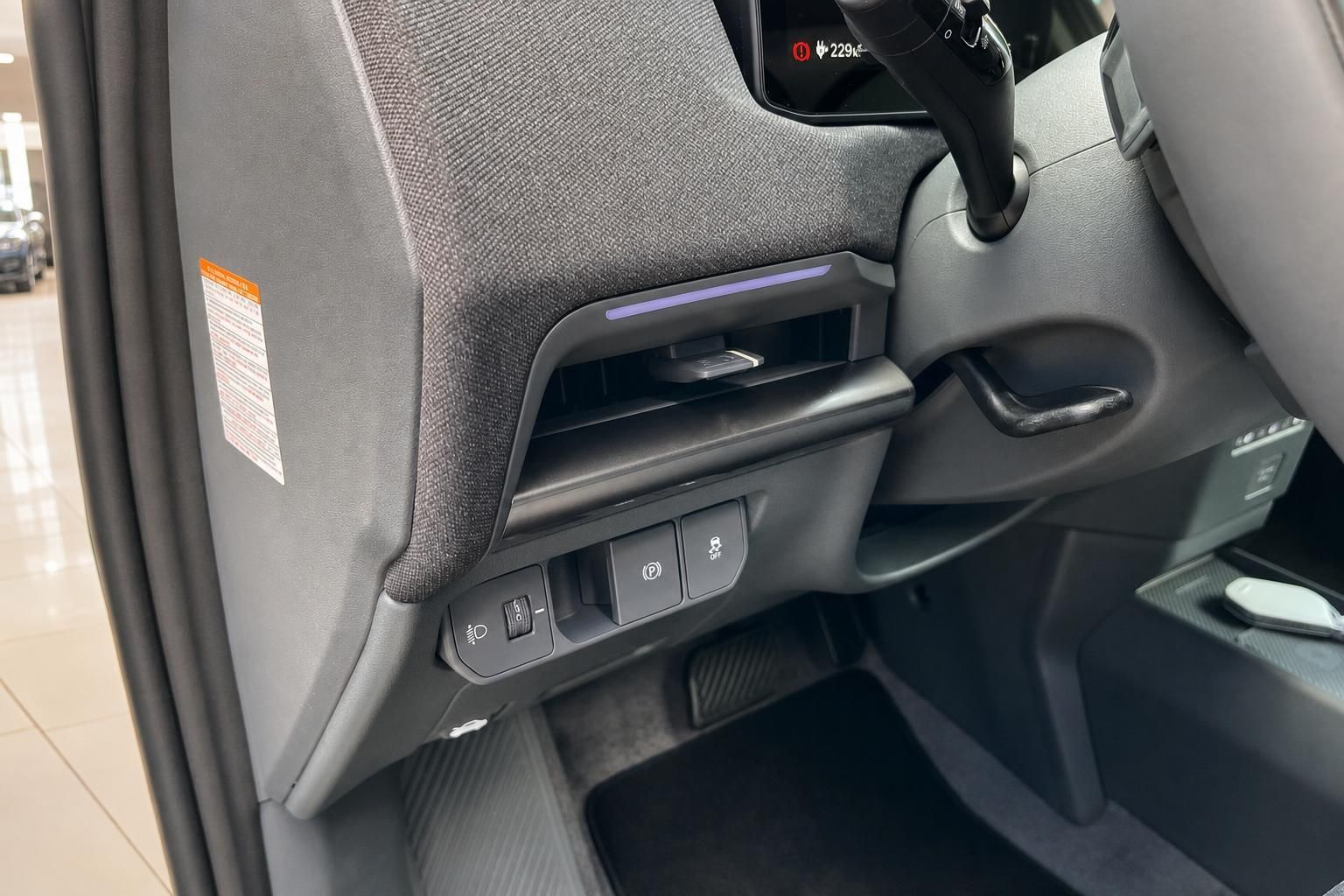 Fahrerseitige Mittelkonsole mit Bedienelementen und USB-Anschluss im Innenraum
