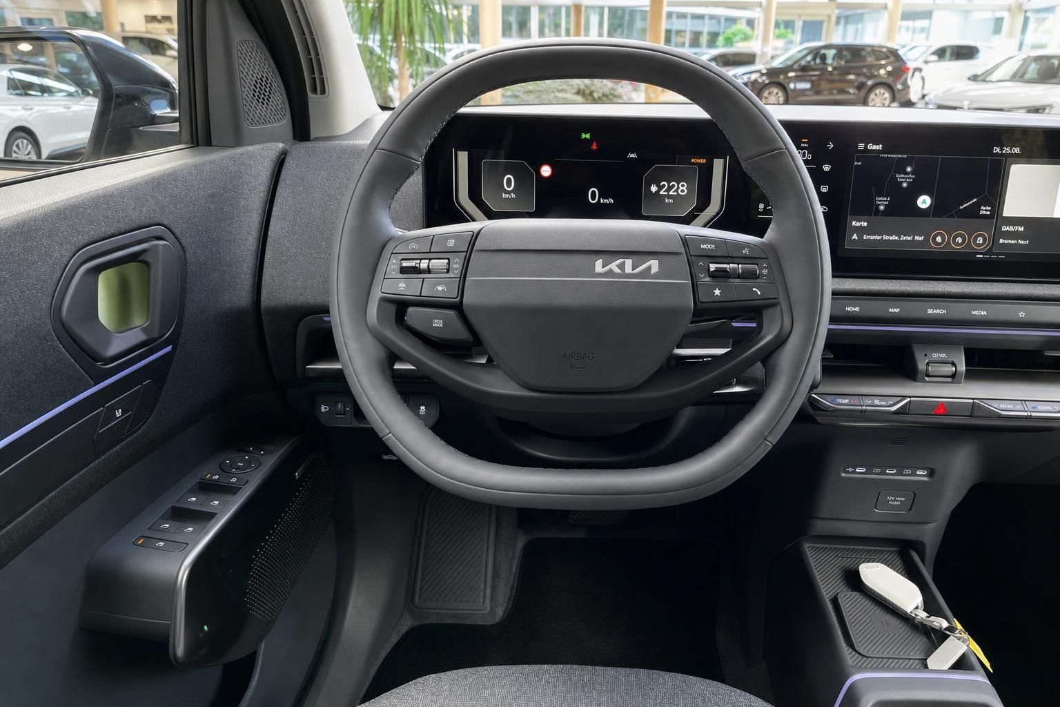 Kia Cockpit mit Lenkrad, Digitaltacho und Navigationsdisplay im Innenraum