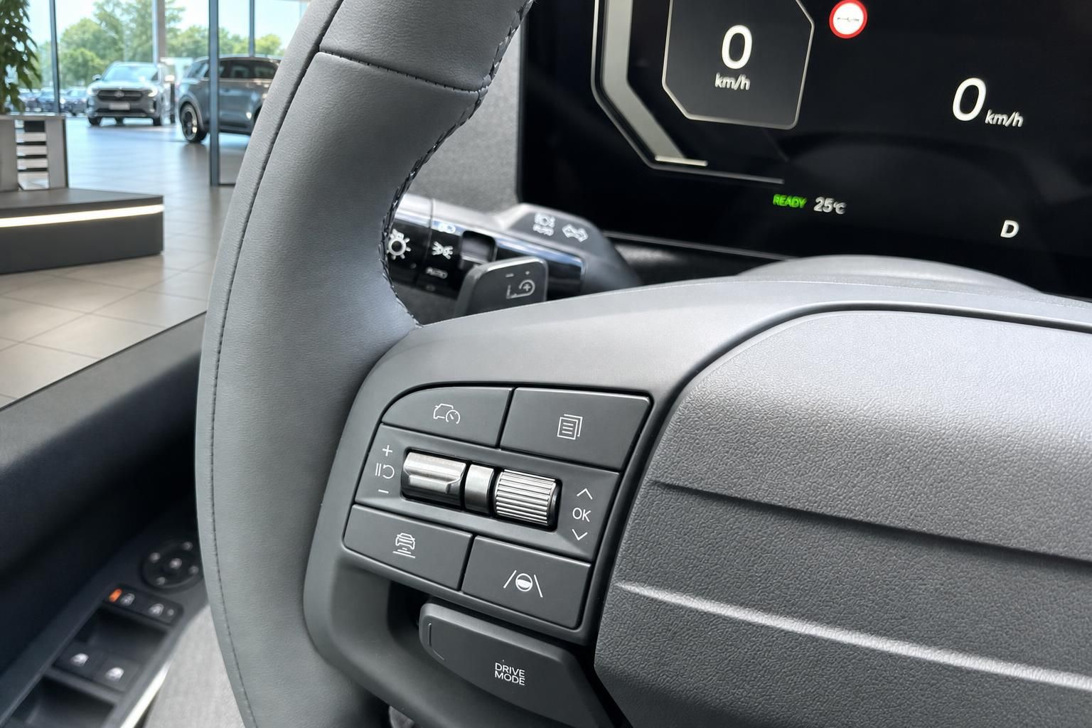 Lenkradbedienelemente und digitales Kombiinstrument im Fahrzeuginnenraum