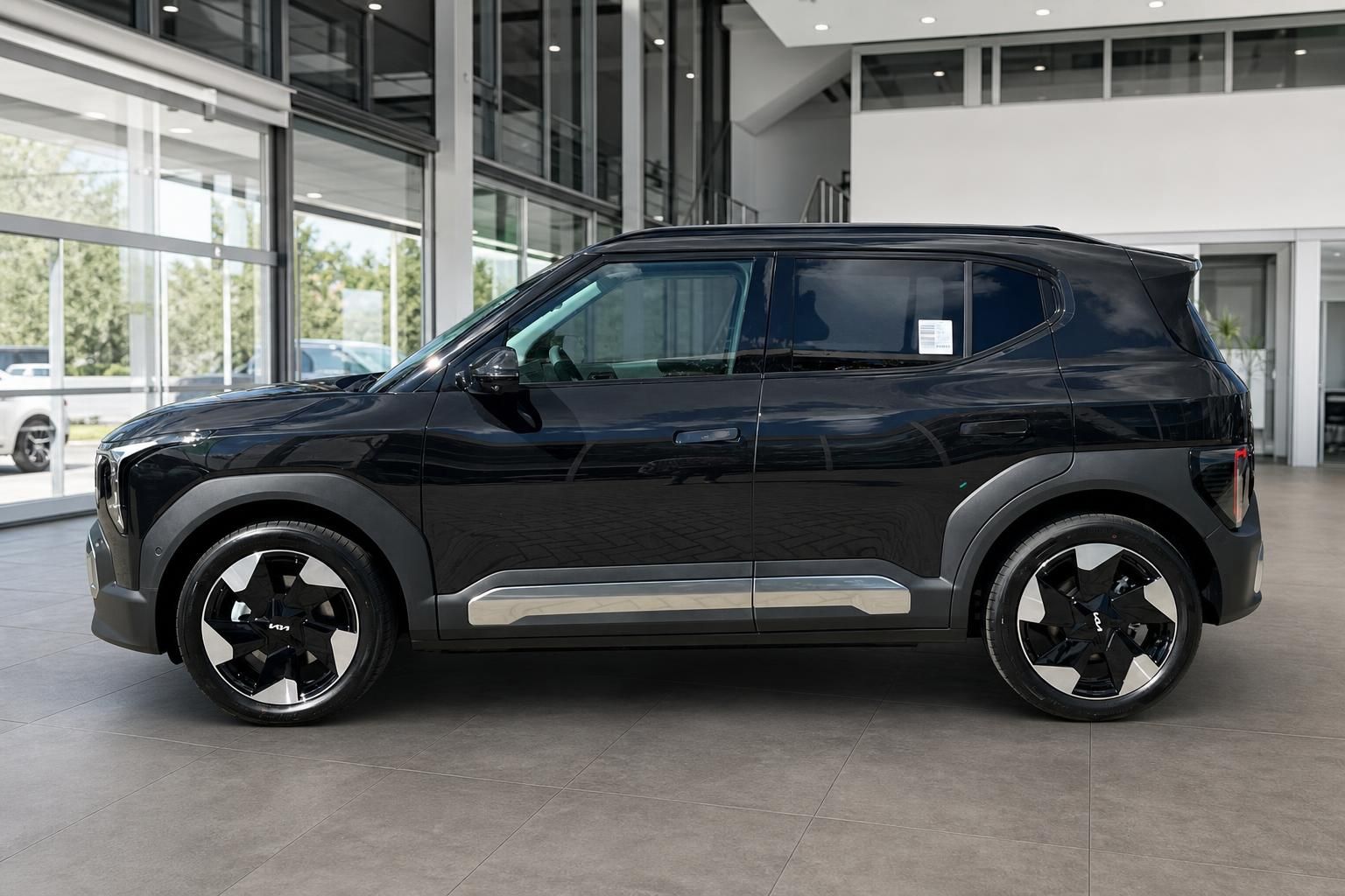 Kia EV2 schwarz Seitenprofil Elektro-SUV Showroom Ansicht