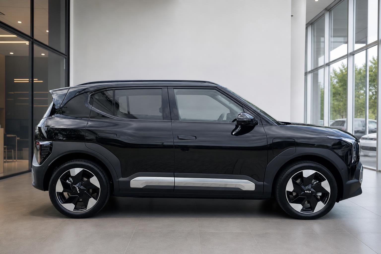 Kia EV2 schwarz Seitenansicht Elektro-SUV im Showroom
