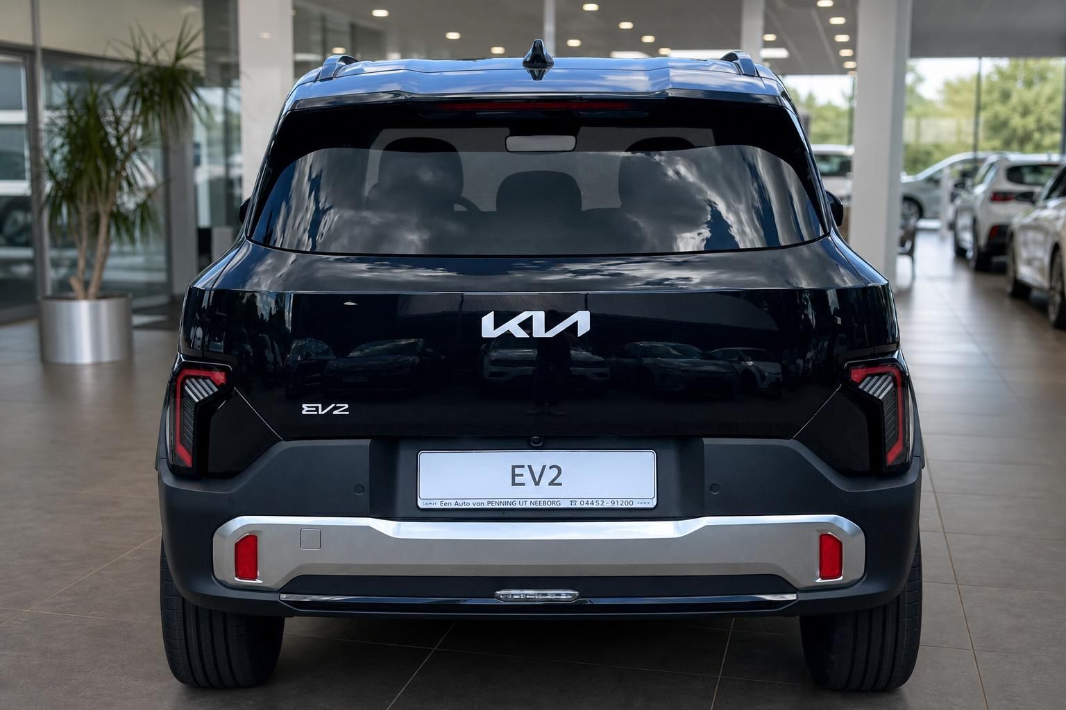 Kia EV2 schwarz Heckansicht im Autohaus