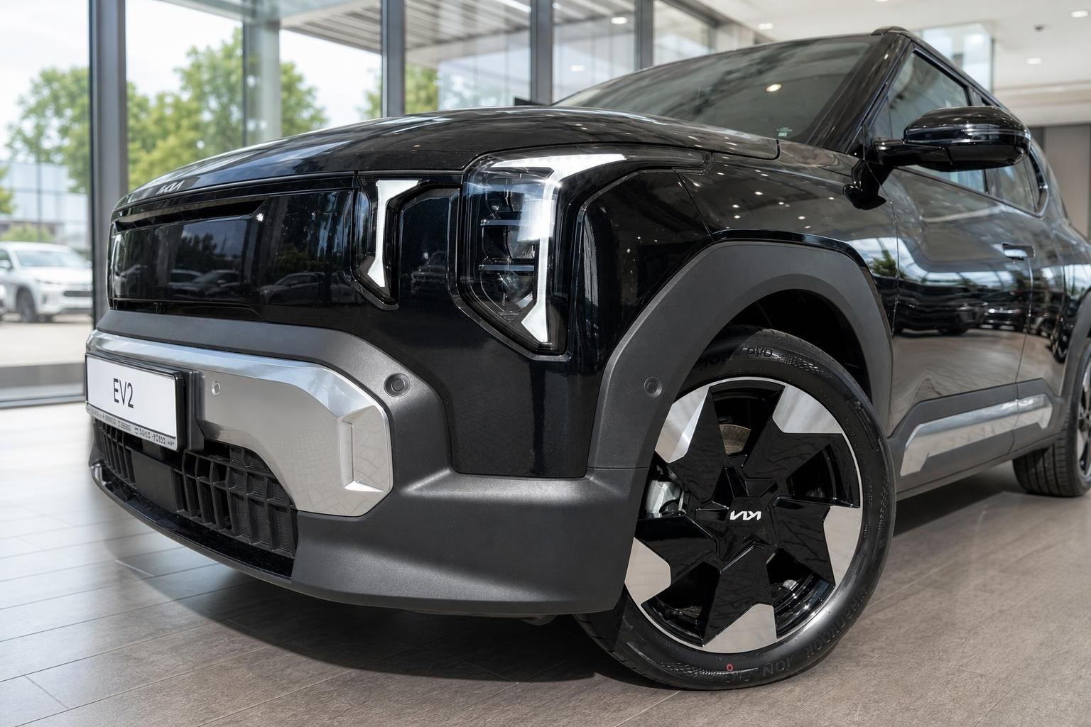 Kia EV2 schwarz Frontansicht mit Felgen Detail
