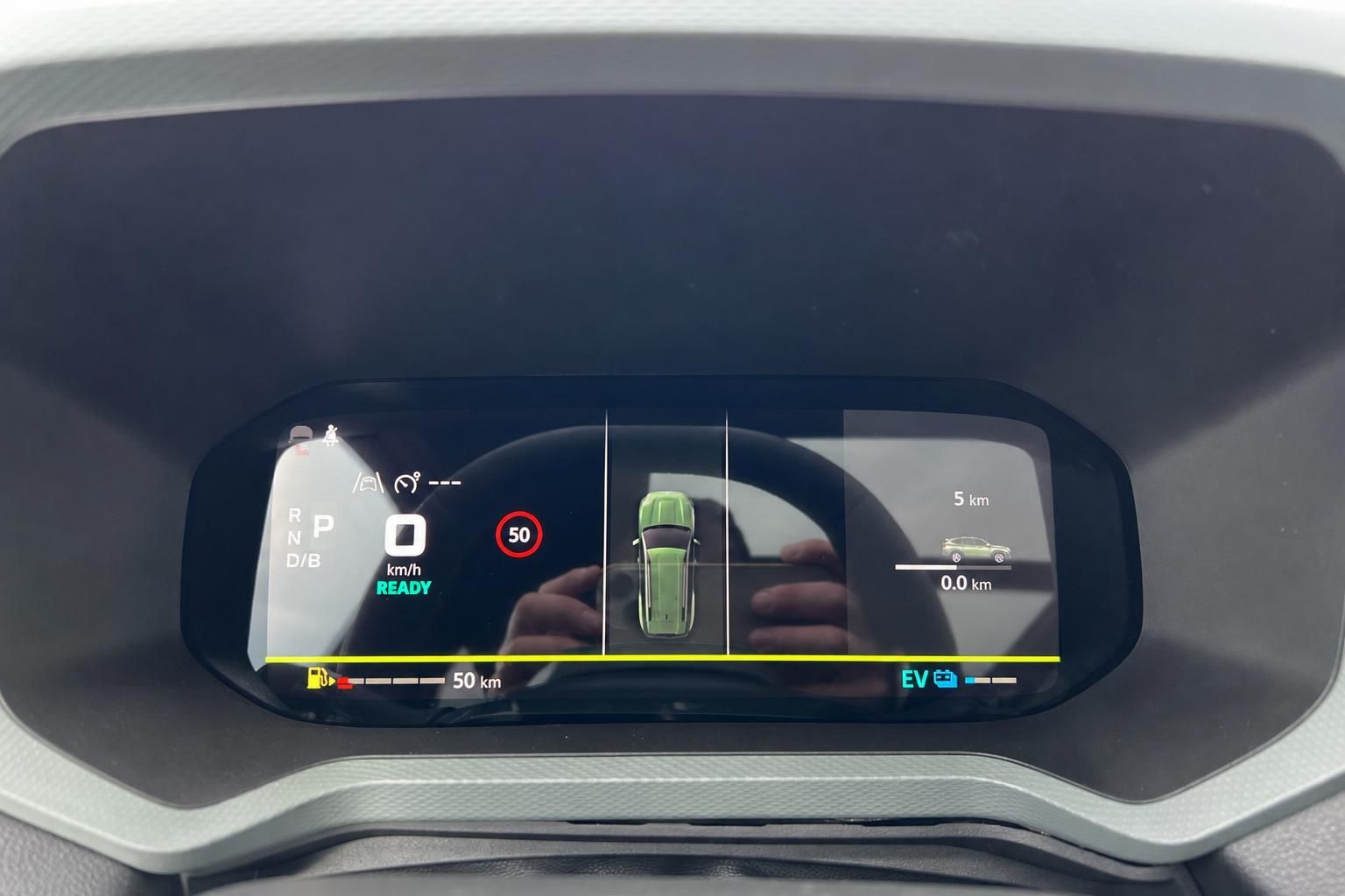 Modernes Fahrzeug-Armaturenbrett mit digitalem Display und Fahrassistenzsystemen