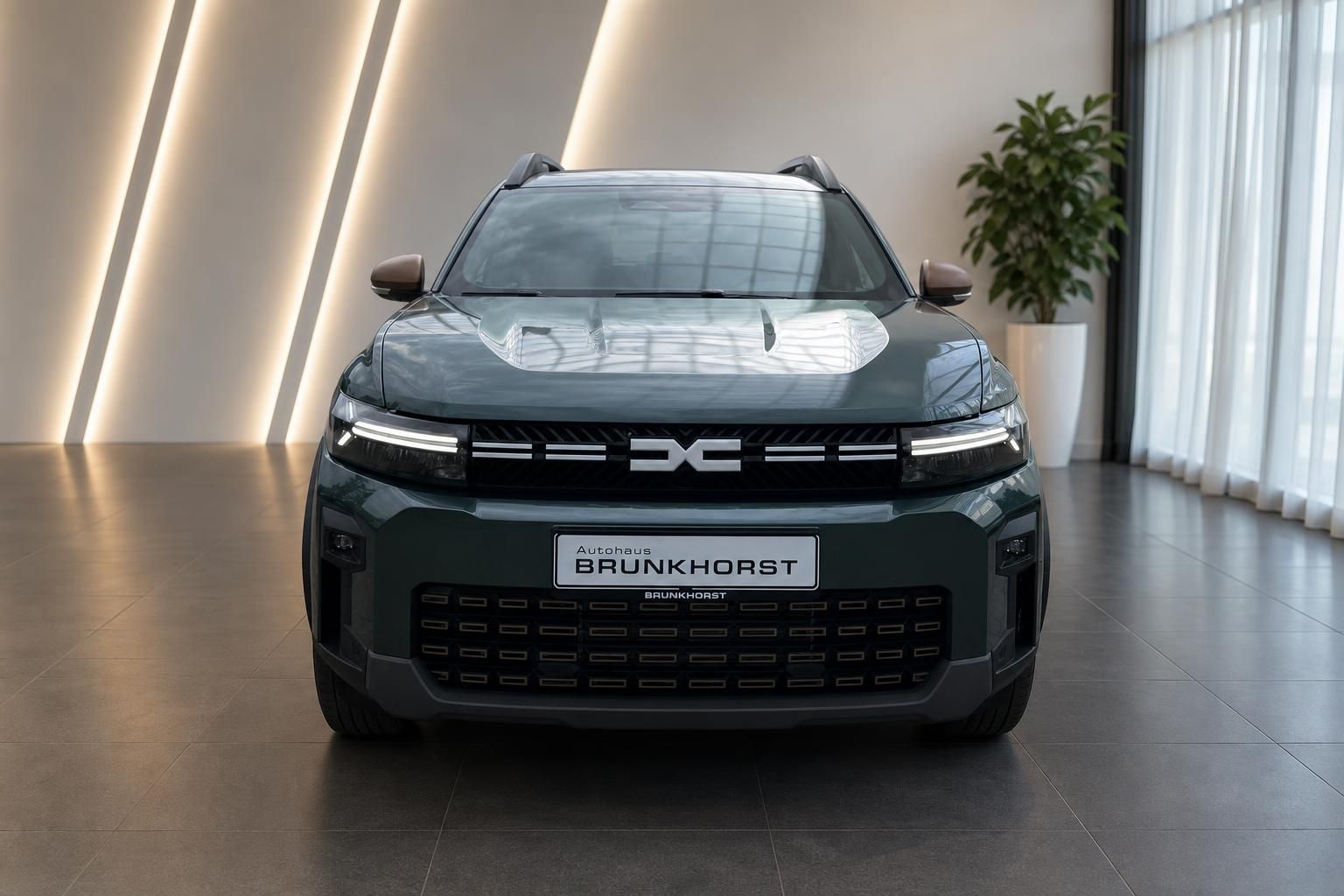 Dacia SUV Frontansicht in grün metallic mit charakteristischem Kühlergrill