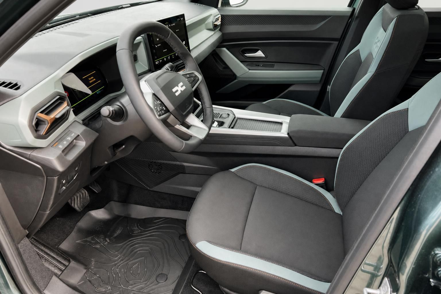 Dacia Fahrerplatz mit Ledersitzen und modernem Cockpit-Design in Grau-Mint