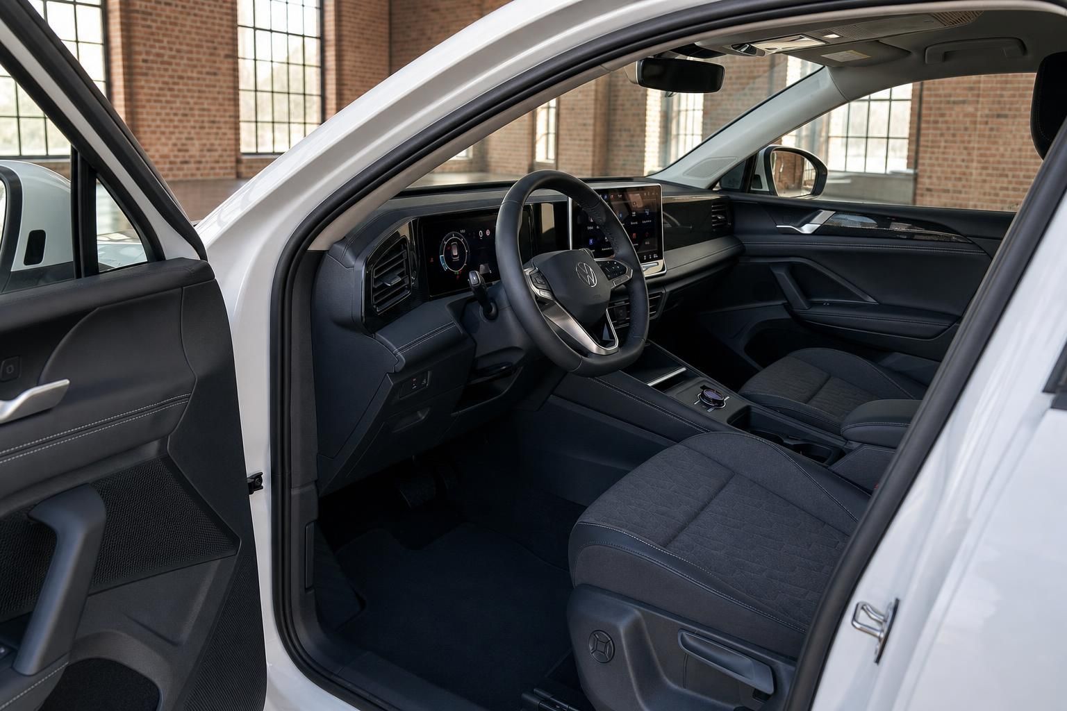 VW Innenraum Cockpit und Lenkrad mit geoeffneter Fahrertuer