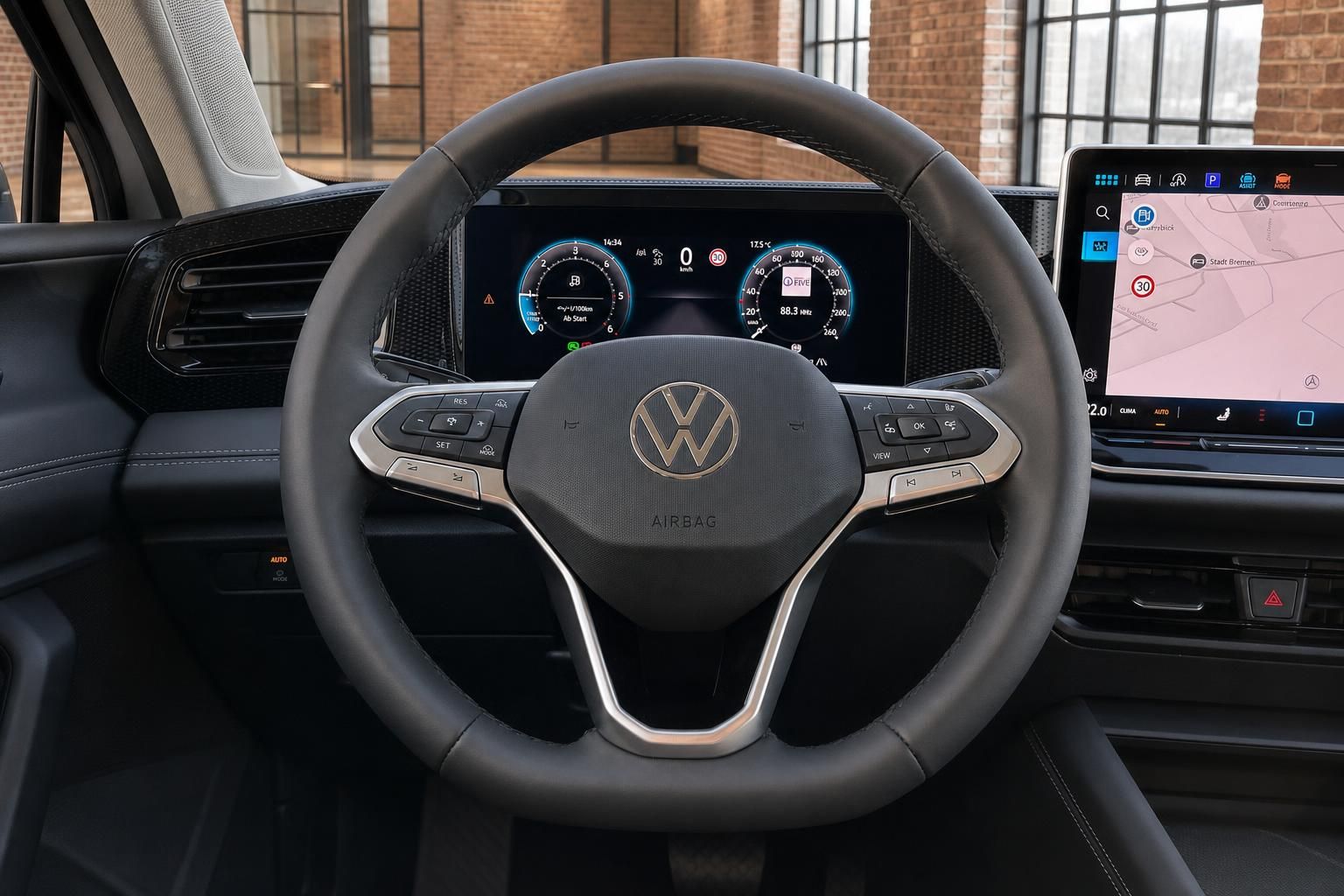 Volkswagen Lenkrad Nahaufnahme mit Tacho und Infotainment