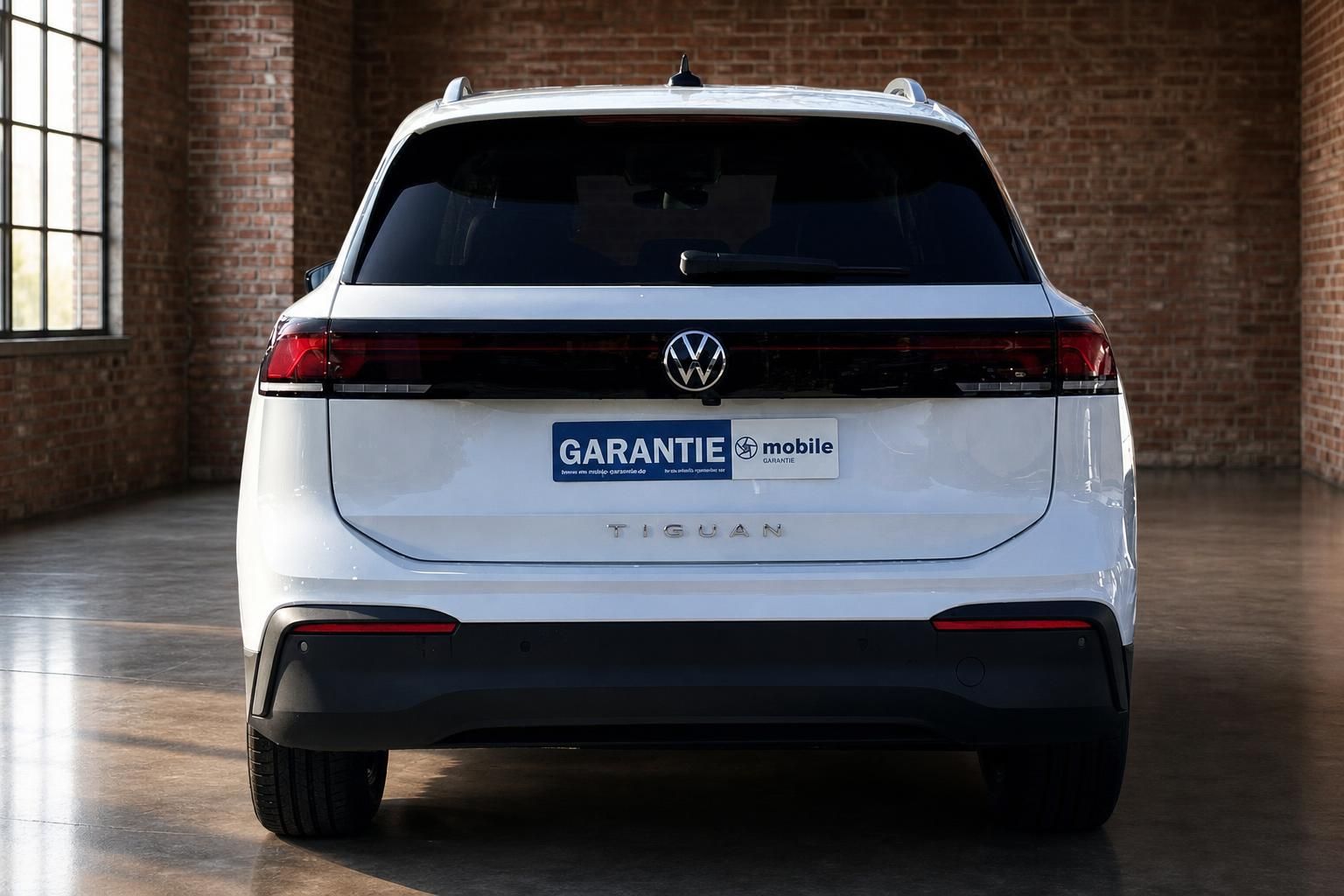 VW Tiguan weiß Heckansicht mit Kennzeichenhalter Garantie