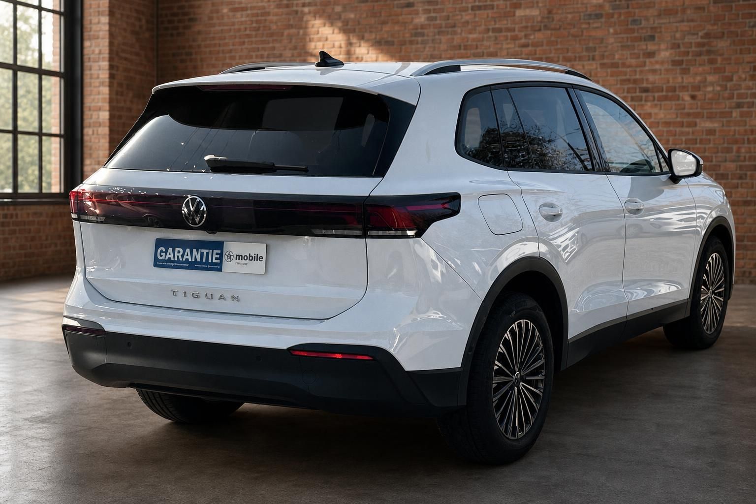 VW Tiguan weiß Heck seitlich Ansicht in Loft-Ambiente