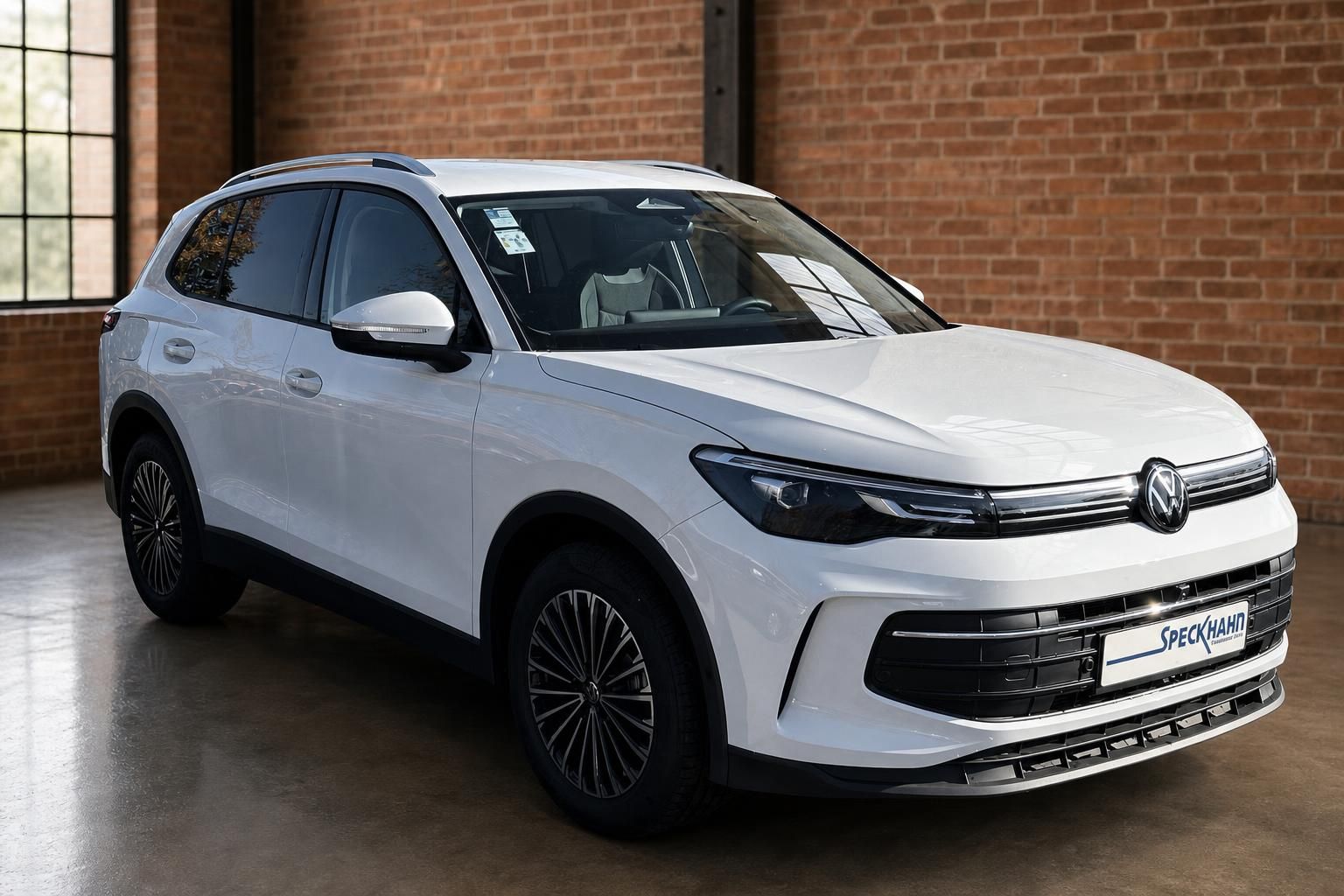 VW Tiguan weiß Frontansicht seitlich in Ausstellungshalle