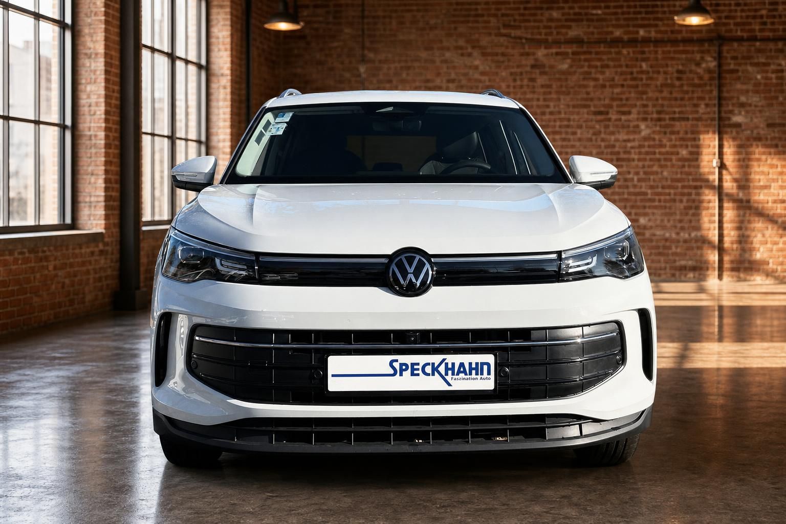 VW SUV weiss Frontansicht in Loft-Halle mit Backsteinwand