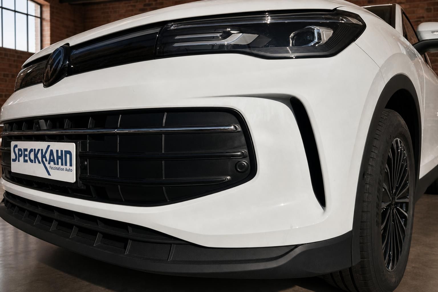 VW weiss Frontstossstange und Scheinwerfer Detailansicht